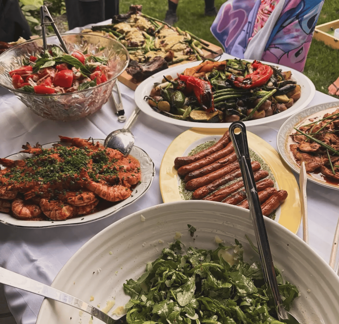 Buffet de plats cuisinés avec des salades, des grillades, des fruits de mer, des légumes grillés et des plats de viande.