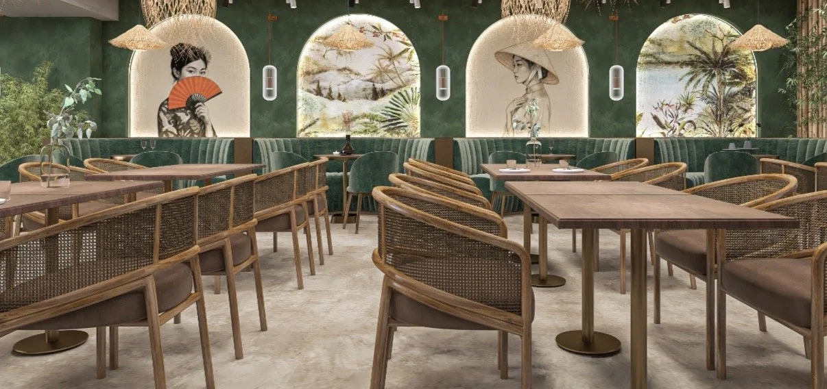 Salle à manger avec des tables en bois, chaises en rotin, décor mural avec deux femmes portant un chapeau et un éventail, parasols en osier suspendus, végétation extérieure visible.