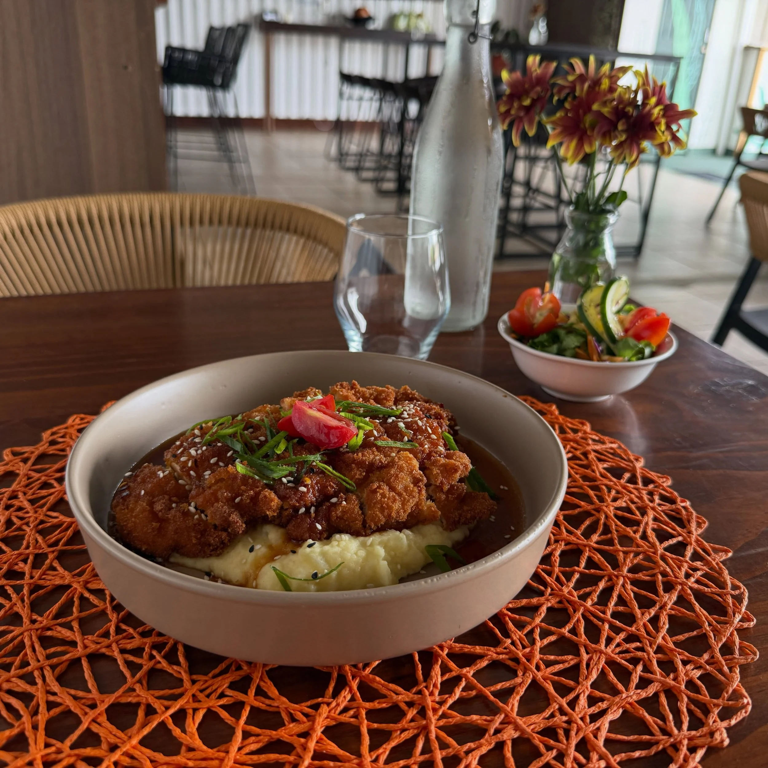 ✨ Especial de la semana ✨

Crujiente por fuera, jugosa por dentro. 🍗🤤

Disfrut&aacute; nuestra pechuga de pollo crujiente, servida sobre un cremoso pur&eacute; de papa y ba&ntilde;ada con nuestra deliciosa salsa Yangyeom, el equilibrio perfecto ent