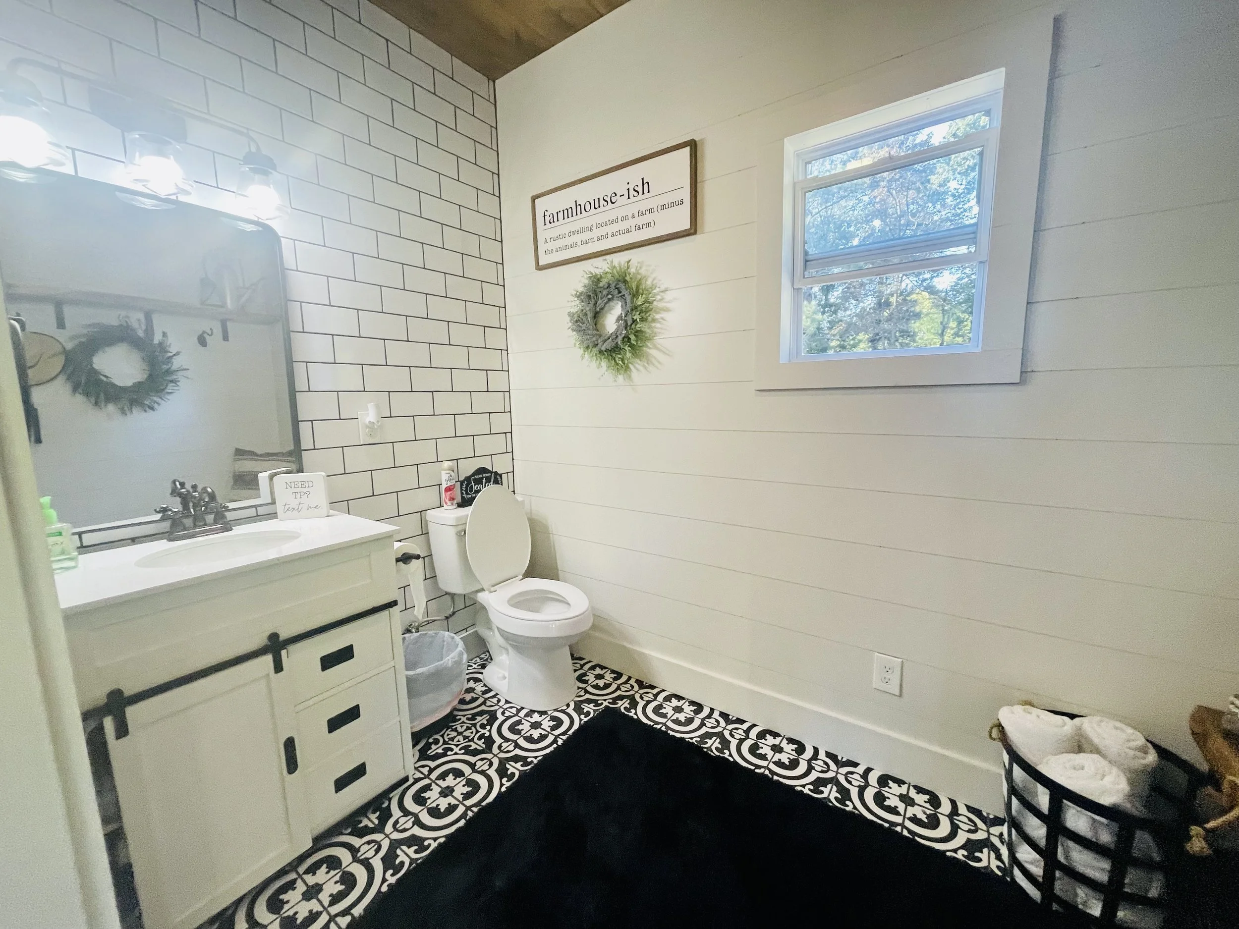 Poolhouse Bath 1.jpg