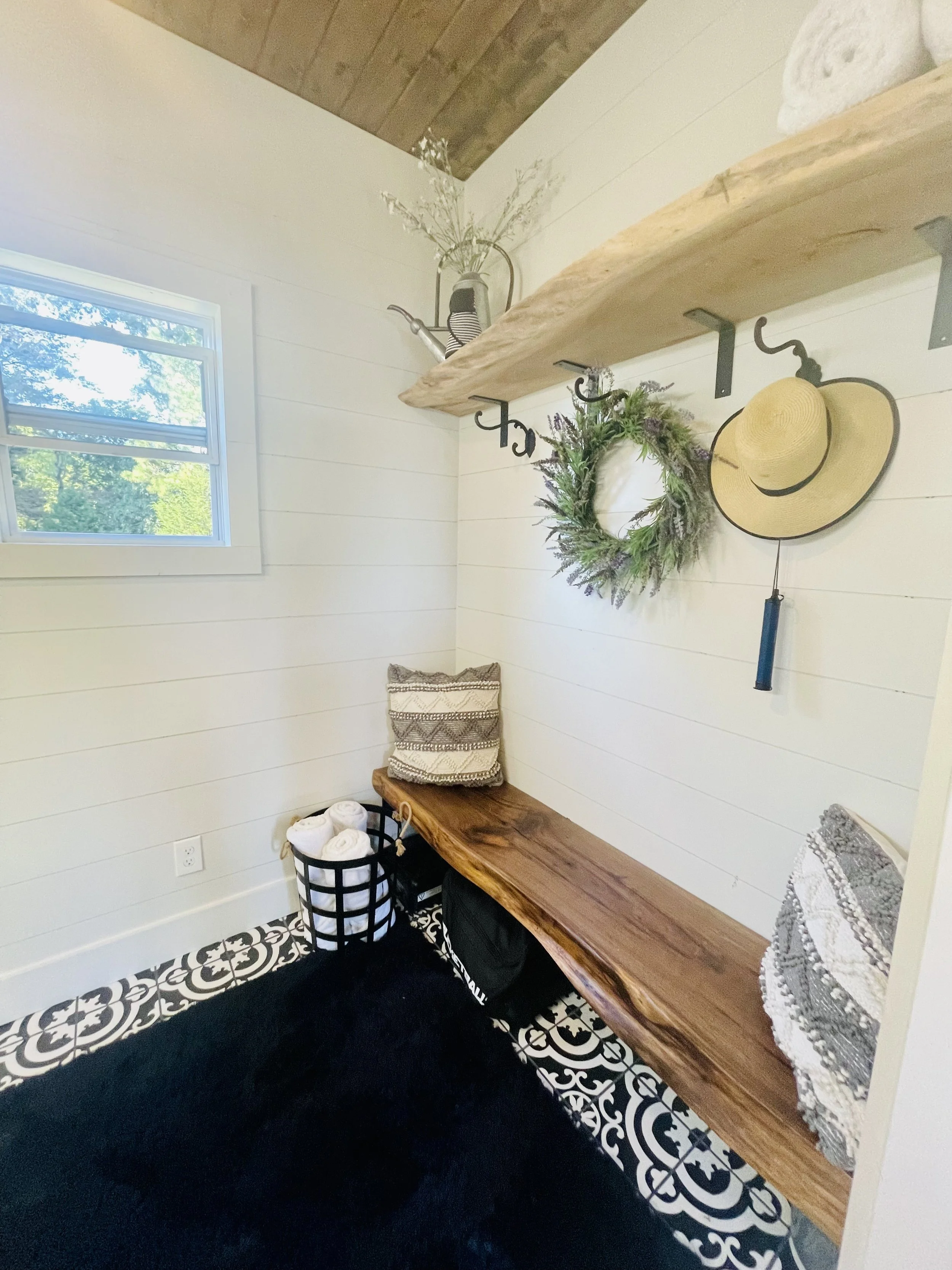 Poolhouse Bath 2.jpg