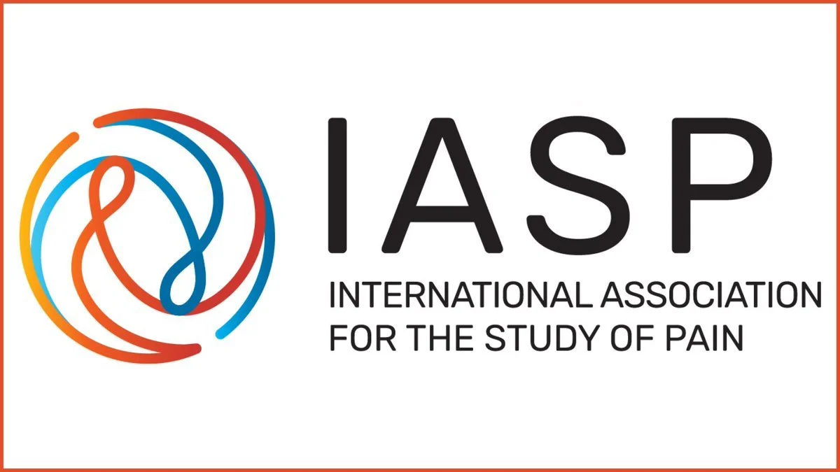 Logotipo de la Asociación Internacional para el Estudio del Dolor, con un diseño de líneas curvas de colores y texto en inglés.
