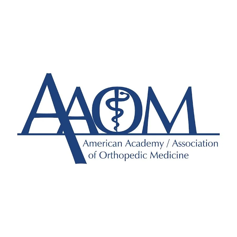 Logotipo de la Academia Americana / Asociación de Medicina Ortopédica con letras en azul y un símbolo de caduceo en el centro.