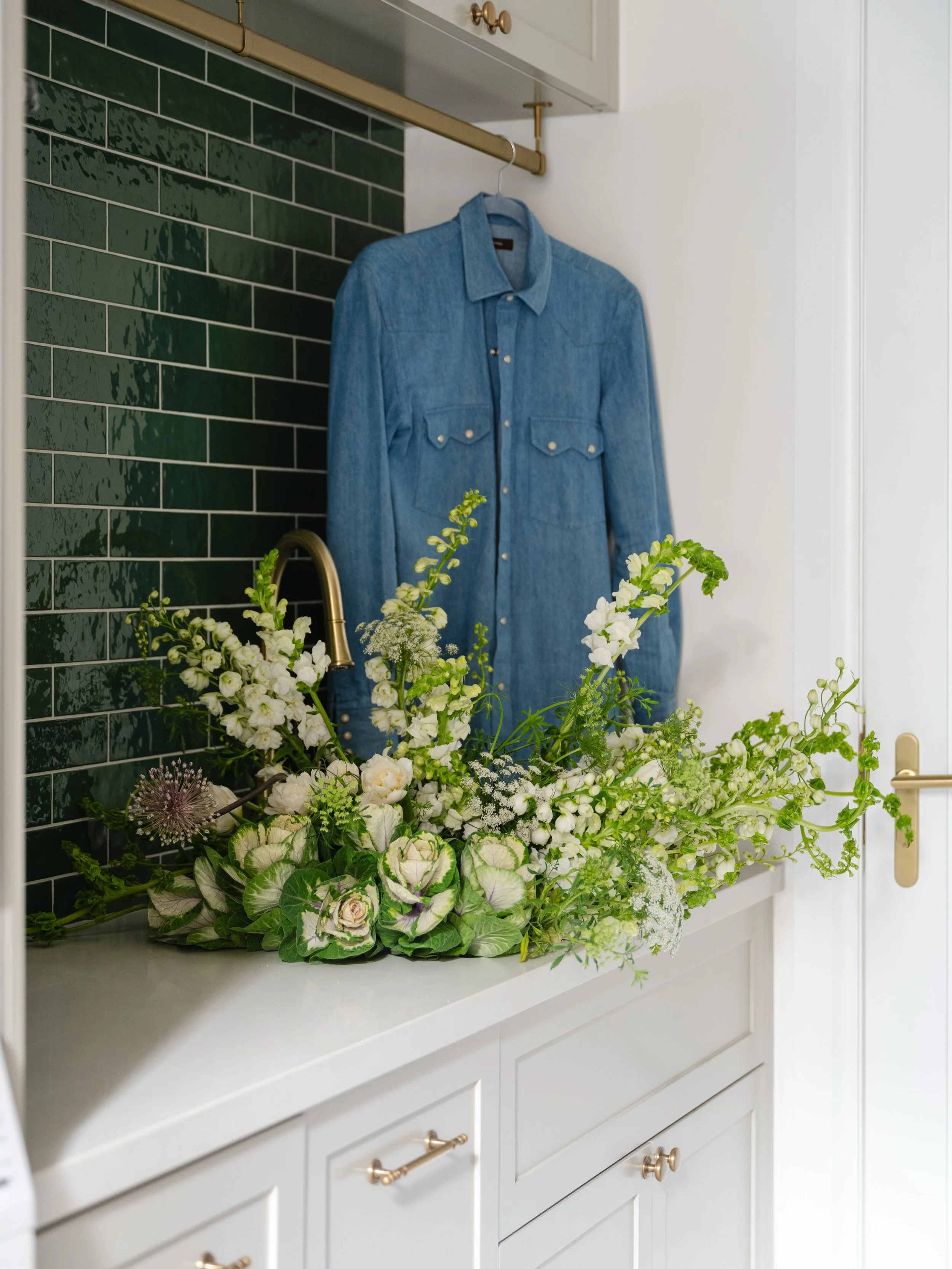 The amount of time we spend in our laundries, why not make it make beautiful AND functional?! 🤎 
Neutral linen tones with contrasting rich greens, this laundry and mud room has plenty of functional storage, but is also a lovely space to be in! 

📷 