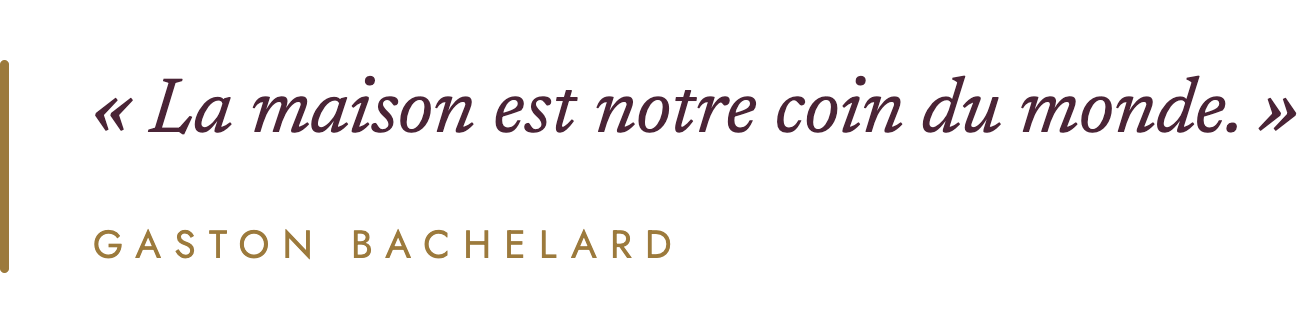 Une citation en français : "La maison est notre coin du monde." de Gaston Bachelard, sur un fond noir avec du texte violet et doré.