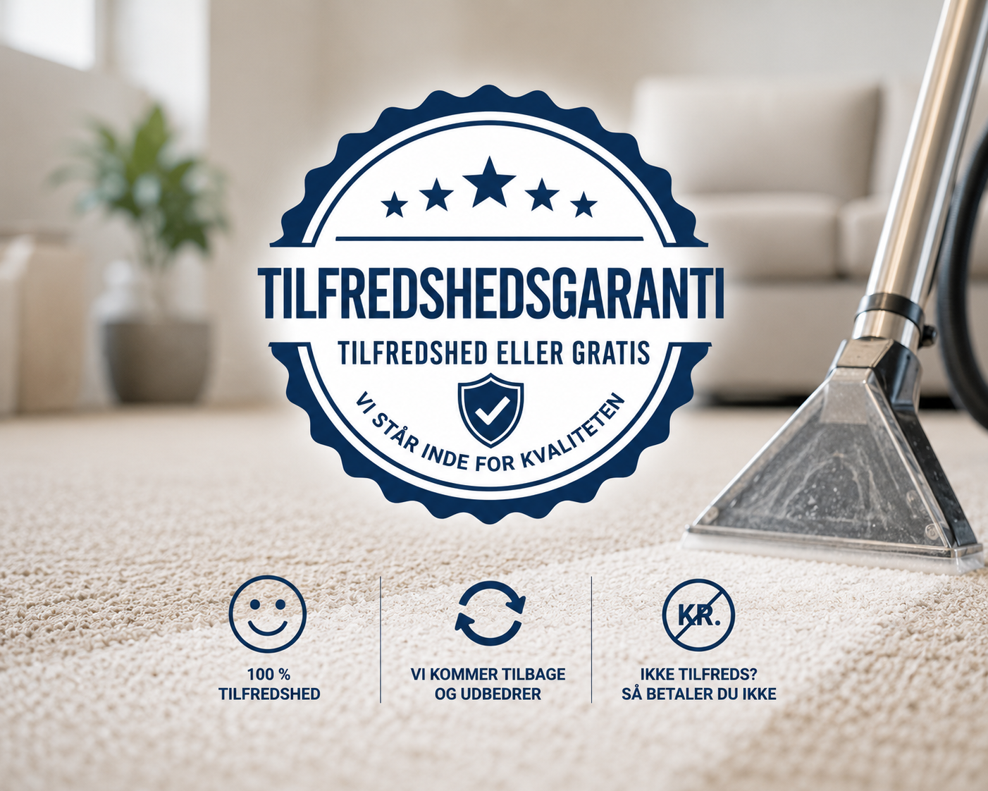 Mærke med dansk tekst om tilfredshedsgaranti, med et smiley-ansigt, et genbrugssymbol og et overstreget kronesymbol på et gulvtæppe med en støvsuger i baggrunden.