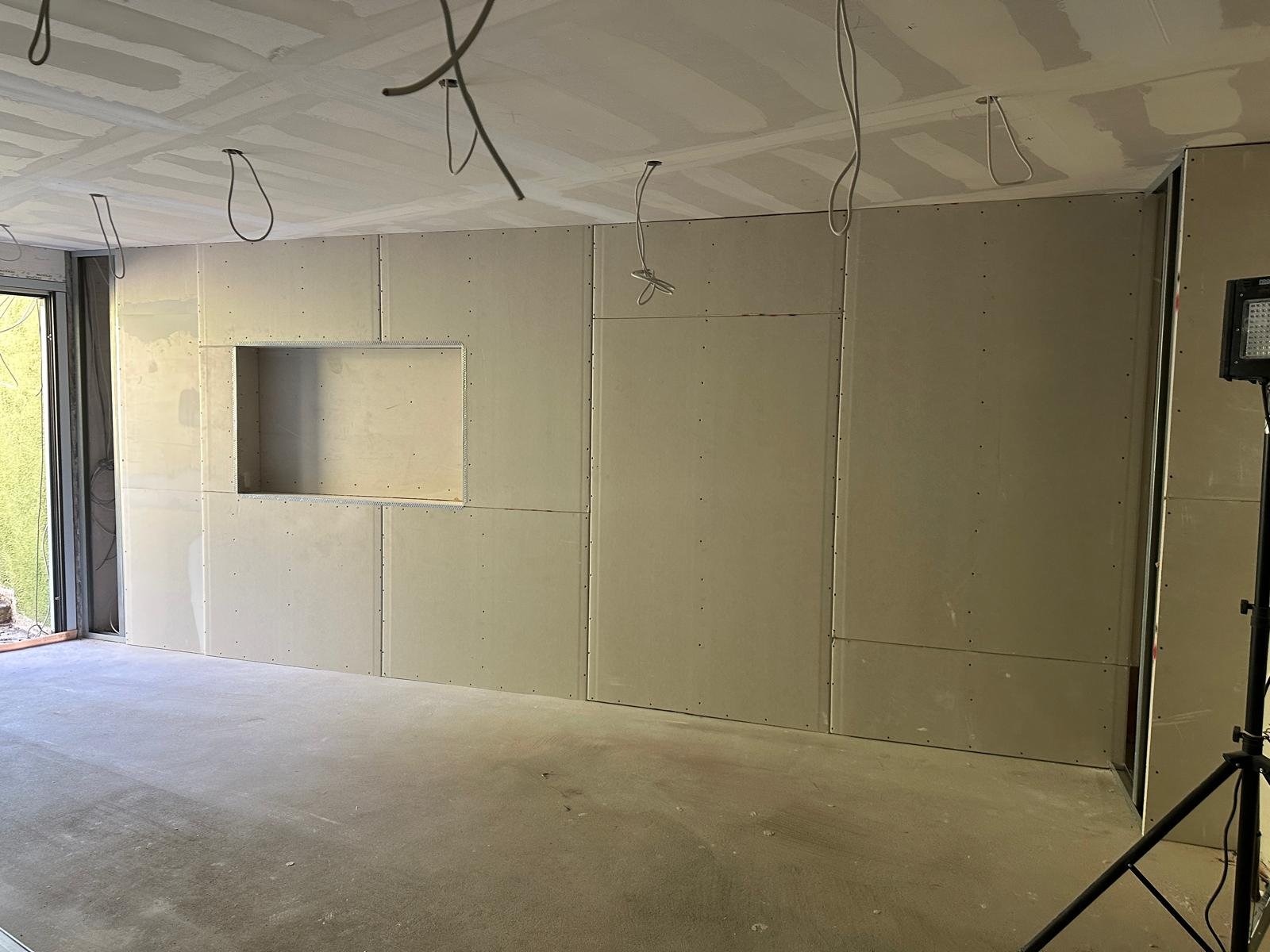 Trockenbau Wohnzimmer Stolberg, TV Nische Rigips, Innenausbau Aachen, Gipskartonwand, Renovierung NRW