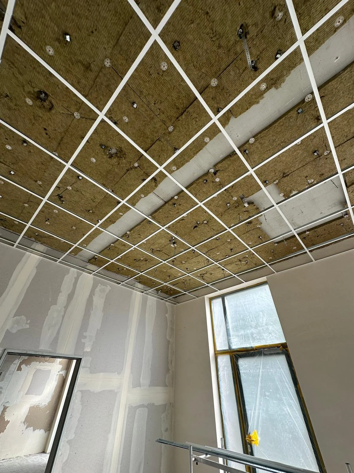 Akustikdecke Stolberg, Deckensysteme, Trockenbau Aachen, Gewerbeausbau, Innenausbau NRW, Dämmung