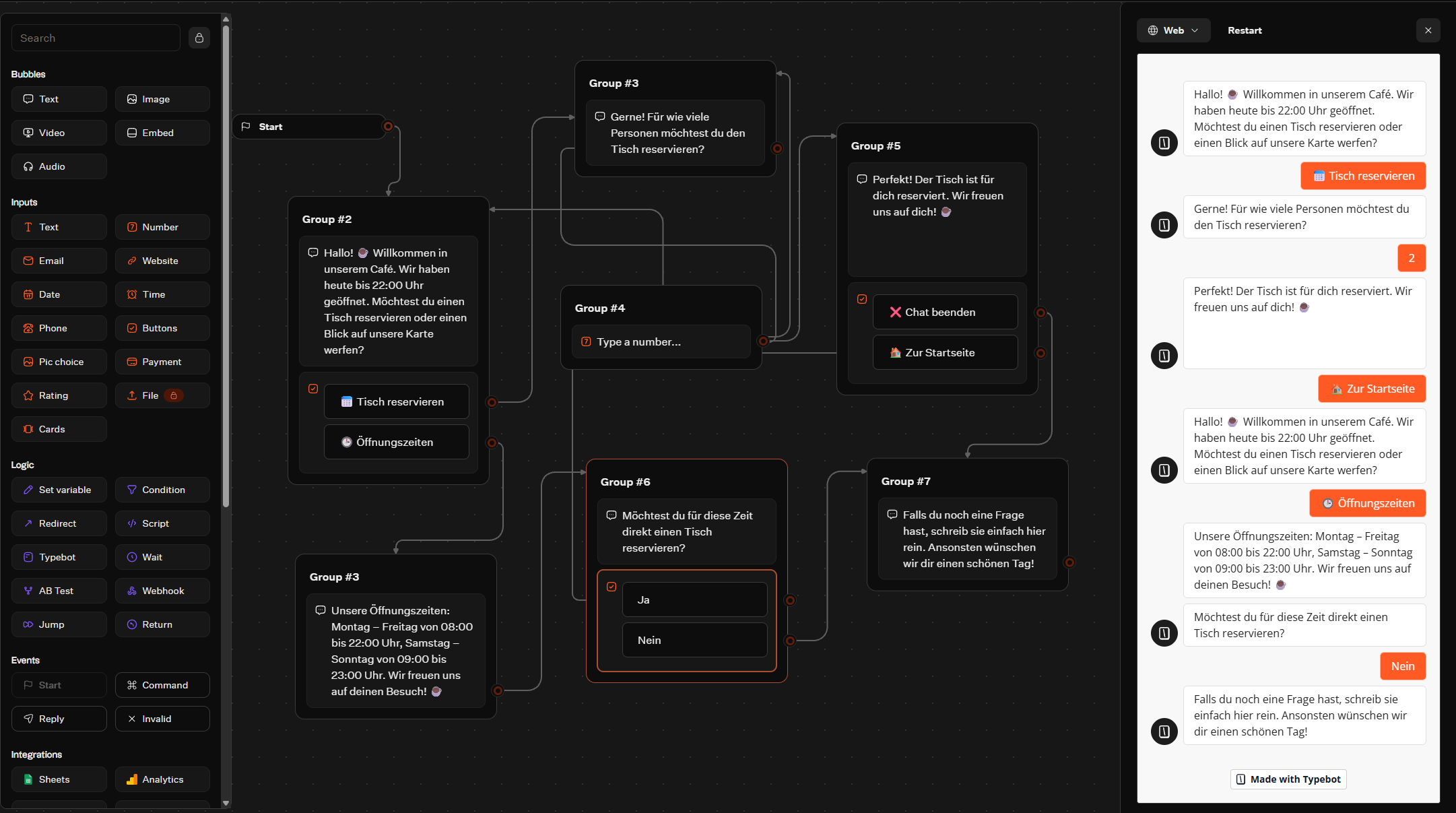 Screenshot eines Chatbots-Designers auf einem Computerbildschirm mit mehreren Gruppenkarten, Textbausteinen und einem Chat-Dialog auf der rechten Seite, der Begrüßung, Öffnungszeiten und Reservierungsoptionen für ein Café zeigt.