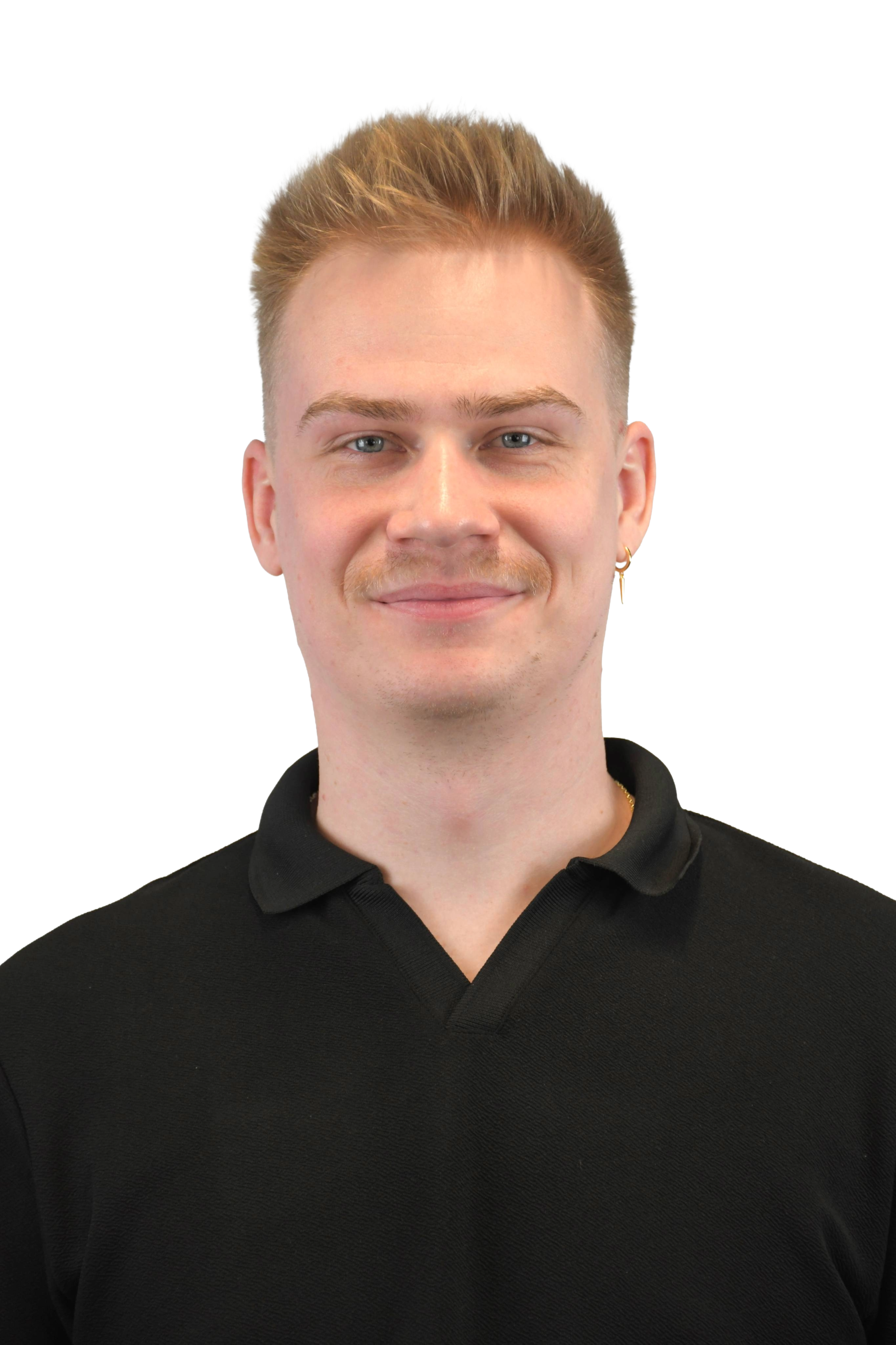 Junge Mann mit blondem Haarschnitt, hellblauen Augen, leichter Gesichtsbehaarung, trägt schwarze Polo-Shirt, siehe nur Kopf und Schultern, neutraler Hintergrund.