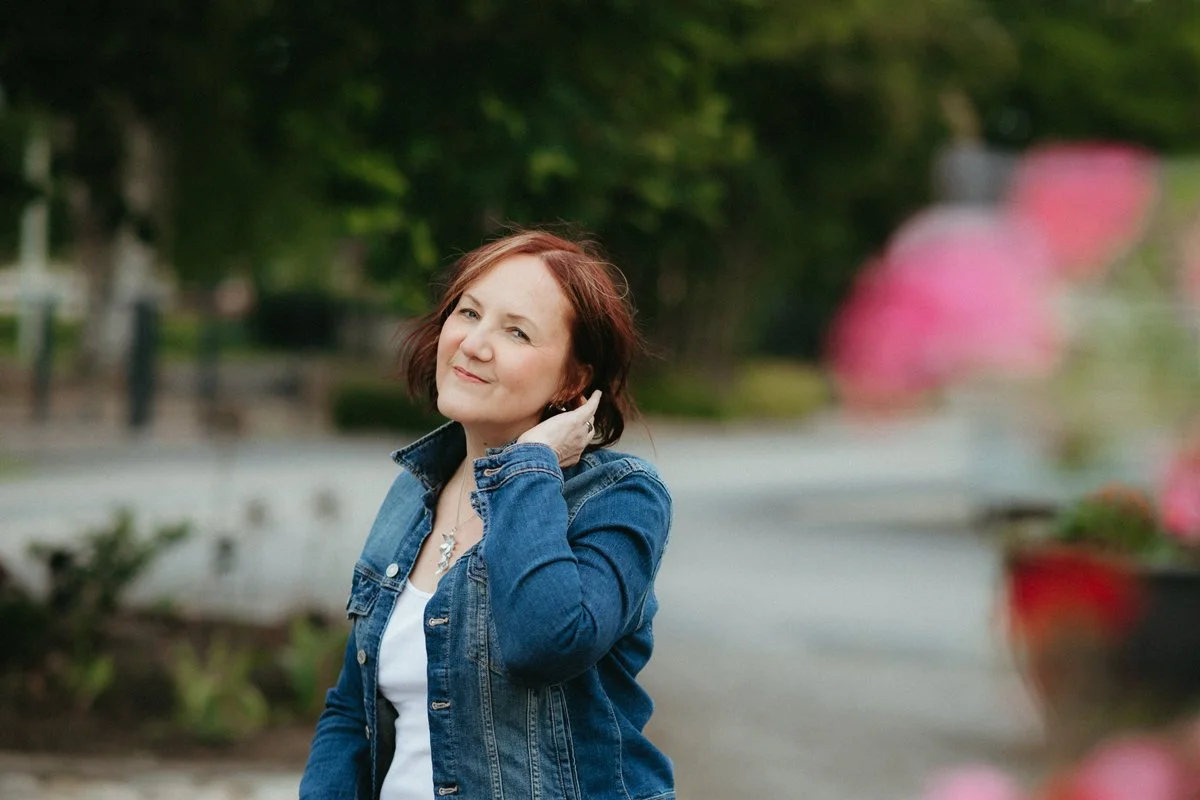 Työnohjaaja ja business coach Katja Tuulari hymyilee kameralle