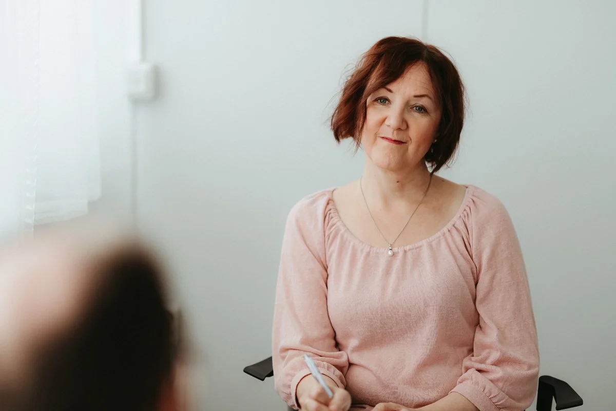Työnohjaaja ja business coach Katja Tuulari hymyilee kameralle