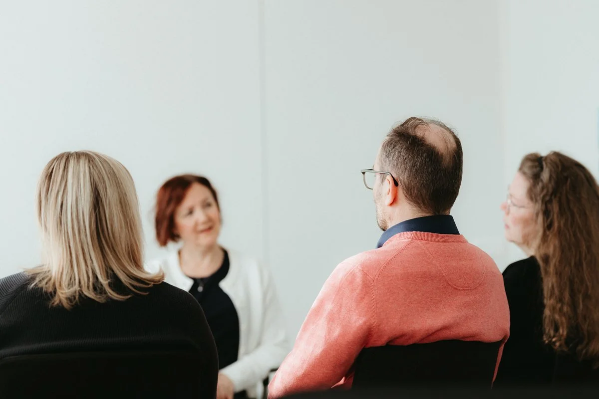 Työnohjaaja ja business coach Katja Tuulari ohjaa ryhmätilannetta.