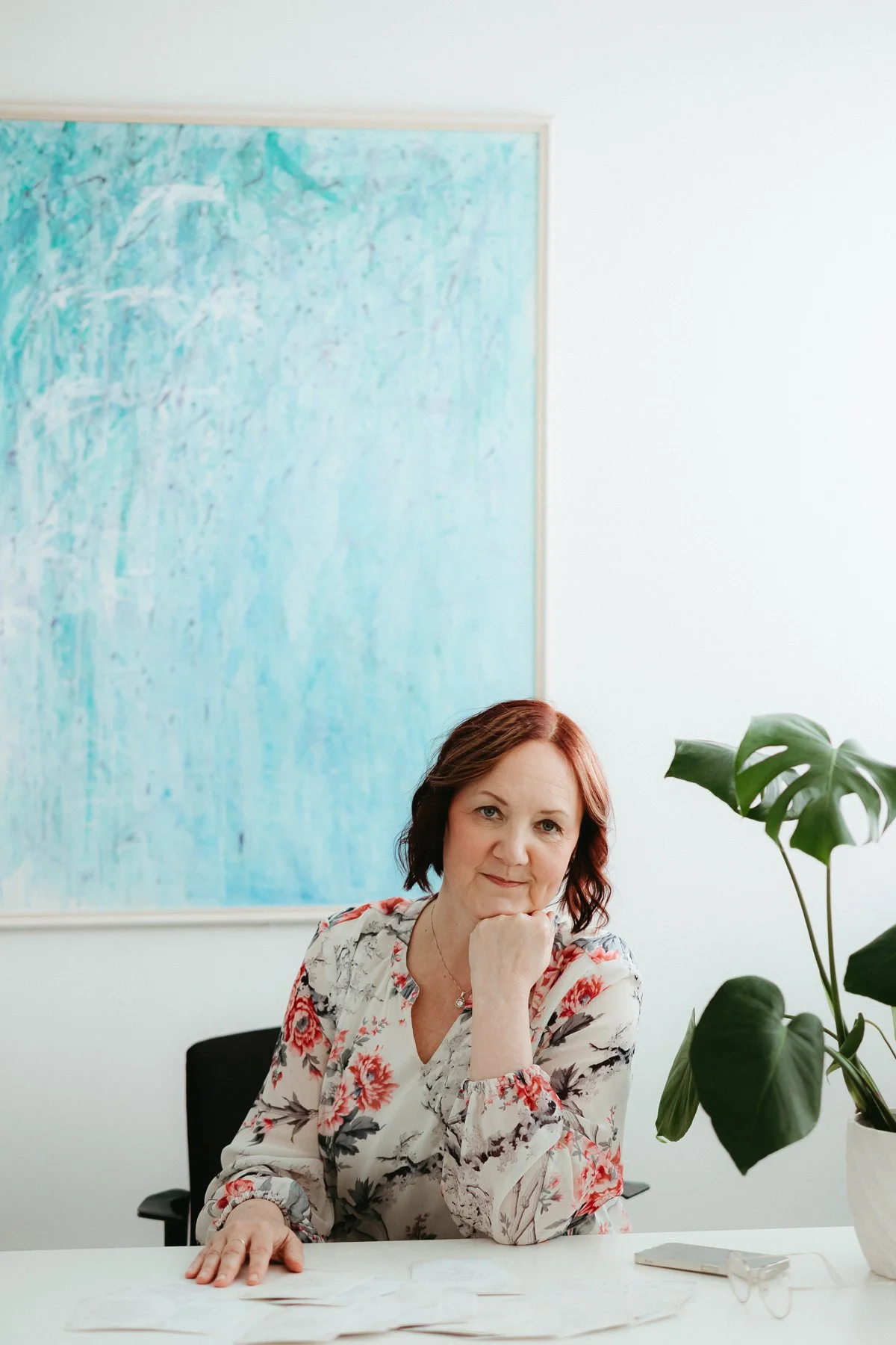 Työnohjaaja ja business coach Katja Tuulari hymyilee kameralle