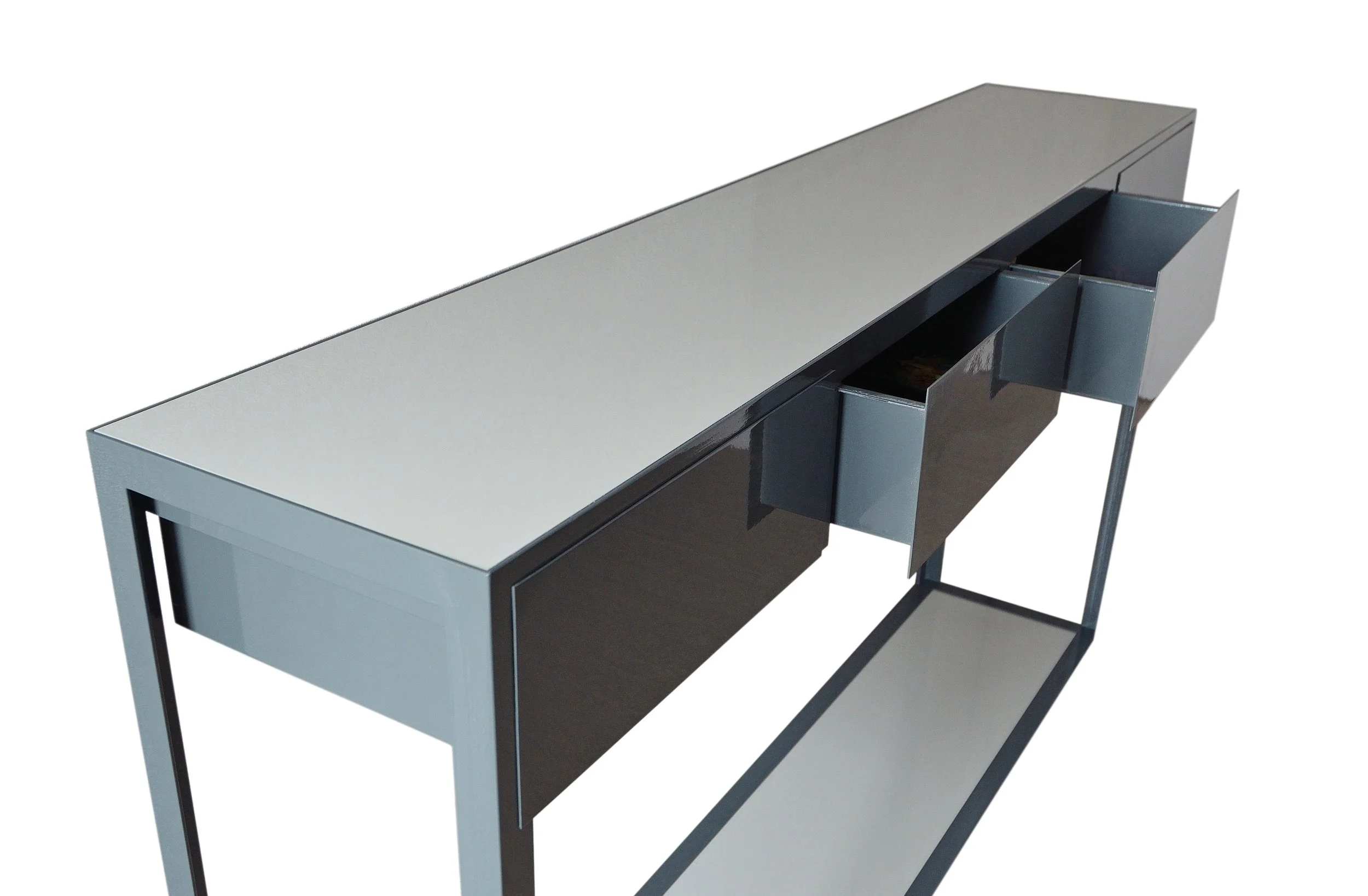 Une console en métal gris avec plusieurs compartiments ouverts et une structure métallique fine.