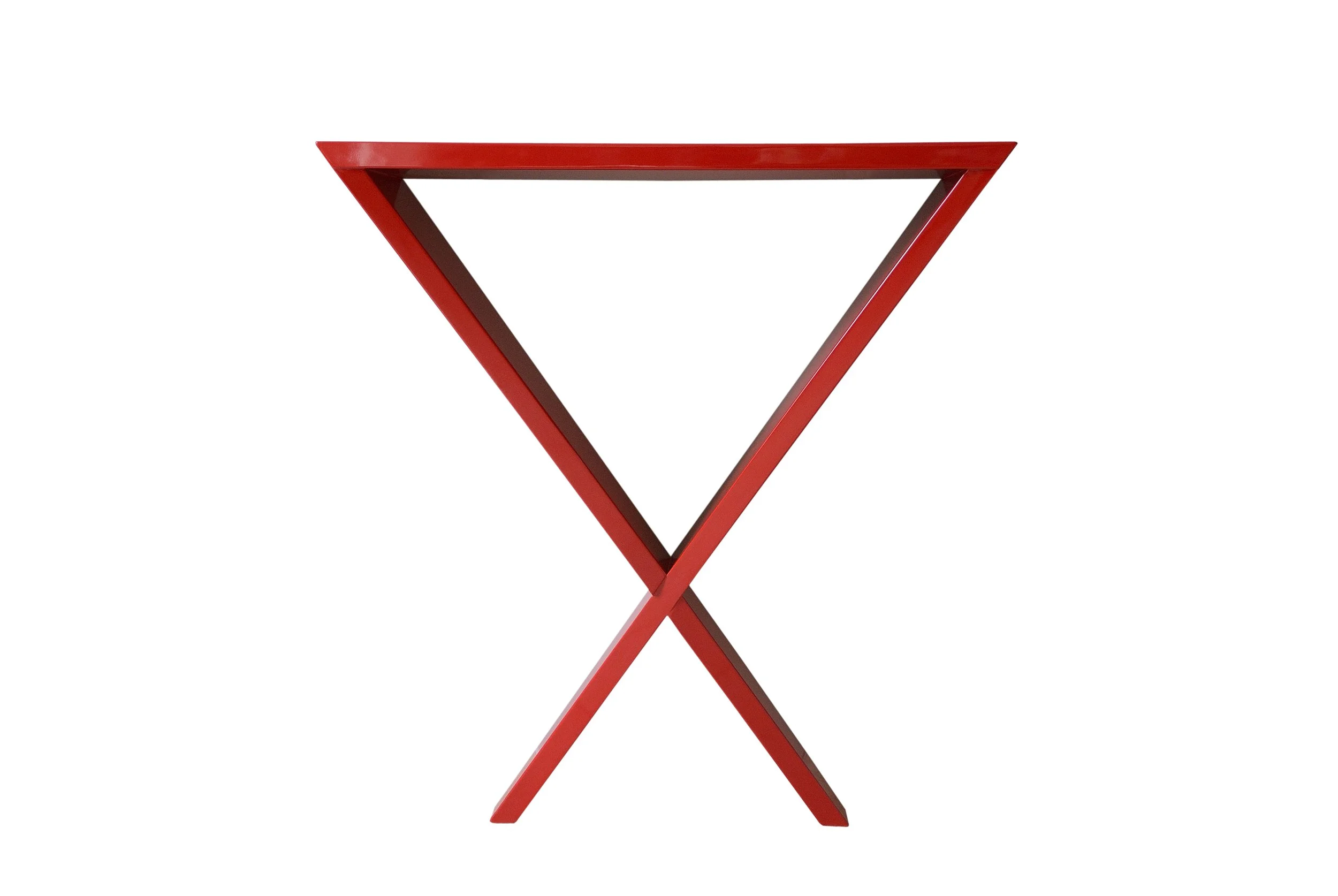 Tableau en métal rouge avec une structure triangulaire, sans surface de travail, sur fond blanc