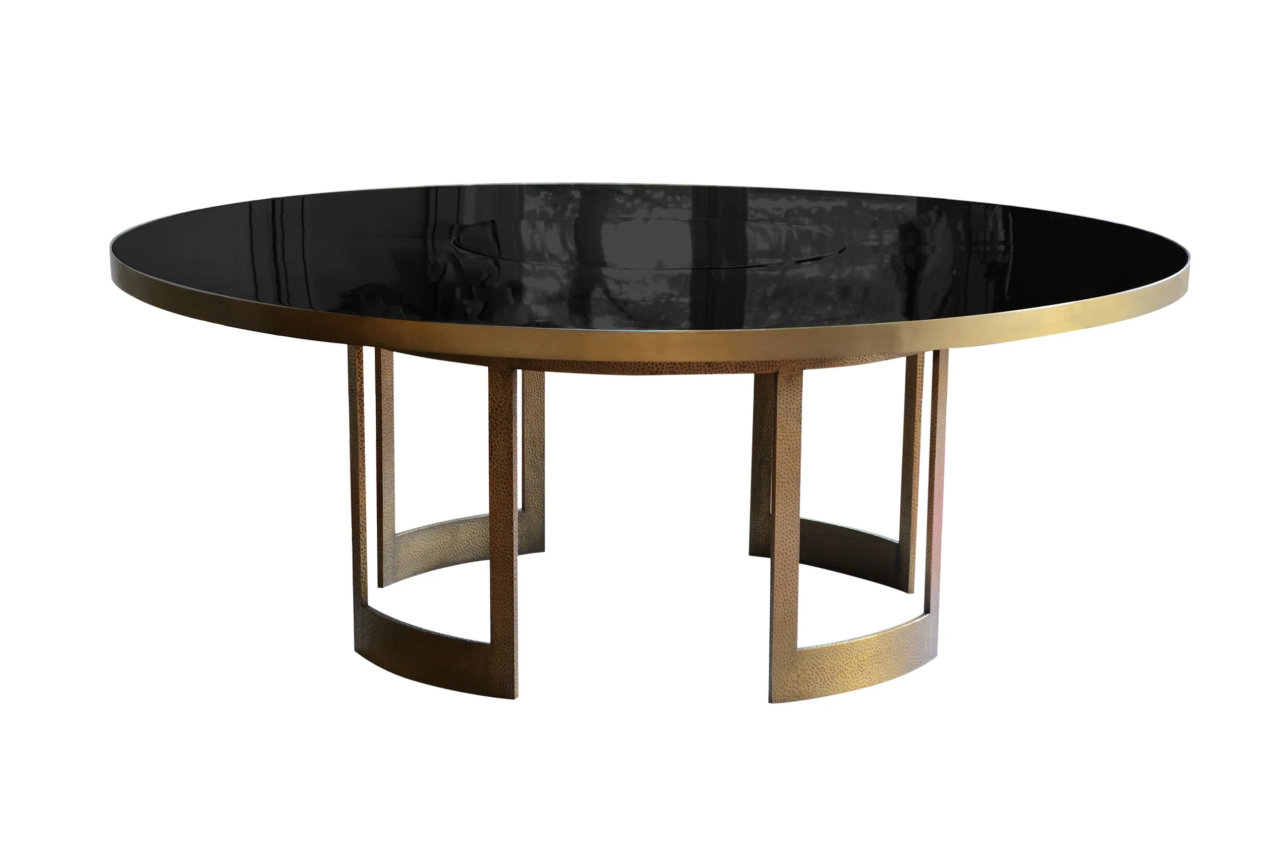 Table ronde noire avec une bordure dorée et un plateau en marbre noir brillant, supportée par des pieds en métal doré.