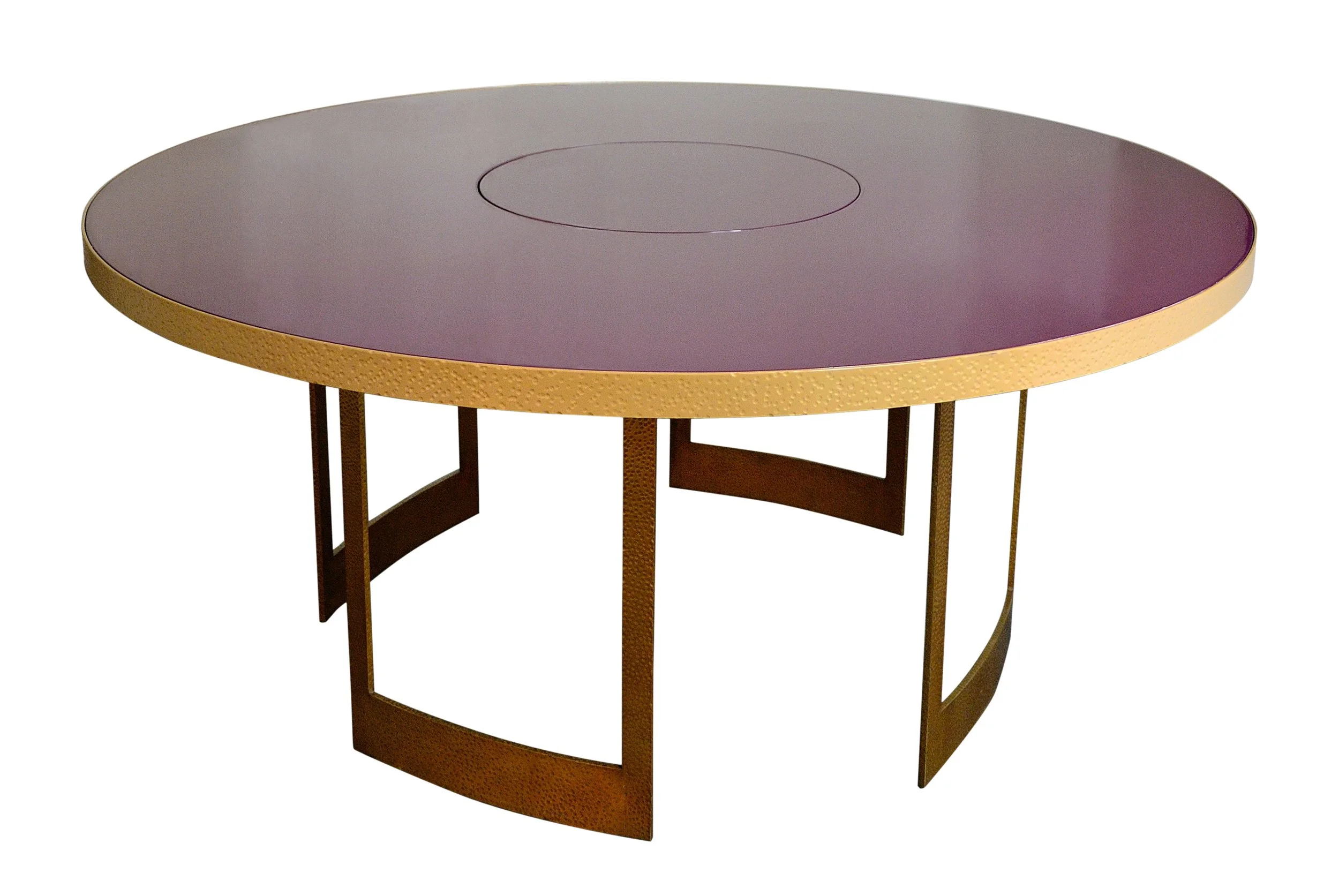 Table ronde avec un plateau violet et un cadre doré, soutenu par des pieds en métal dorés.