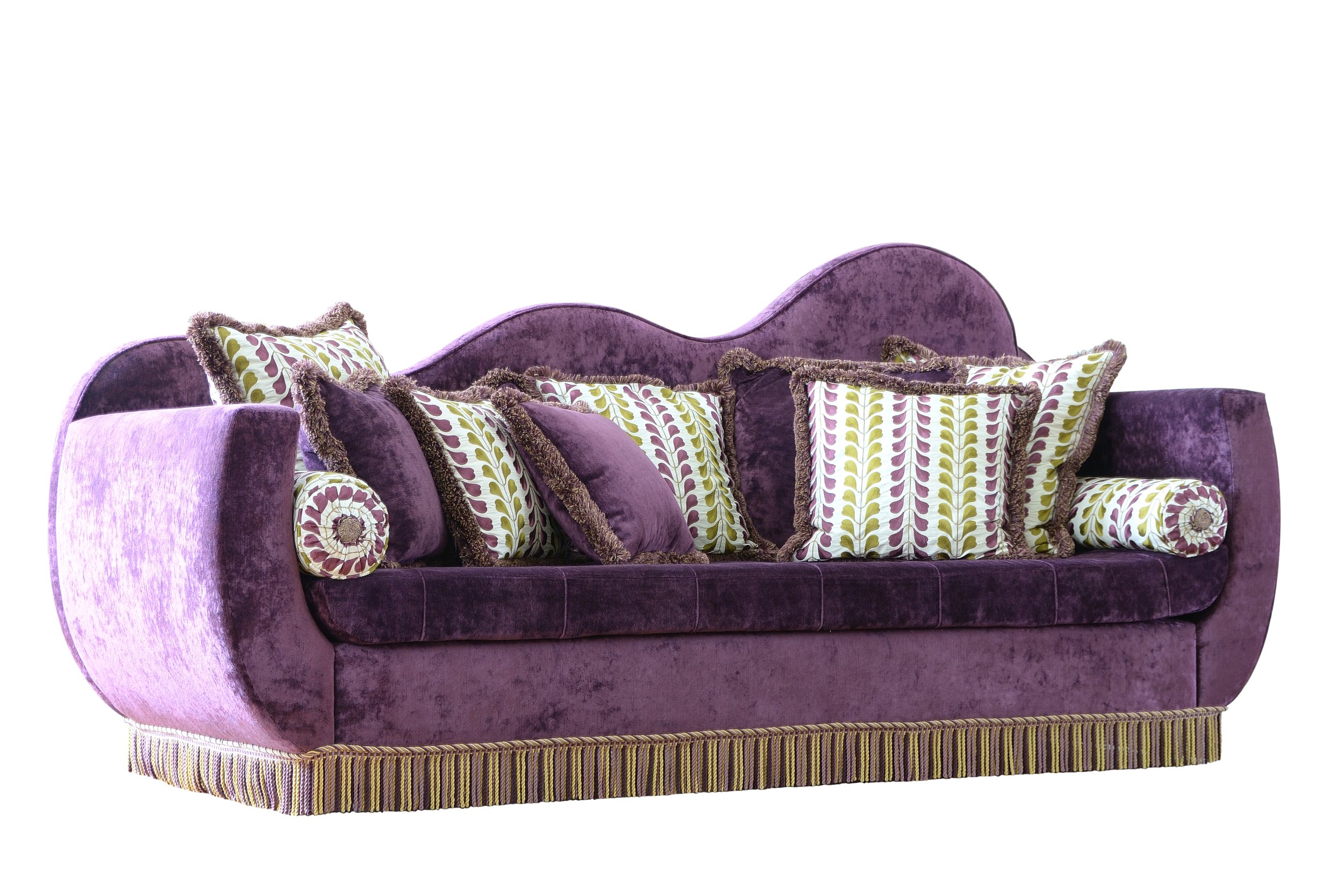 Canapé violet en velours avec plusieurs coussins assortis à motifs verts et blancs, bordure à rayures violettes et dorées.