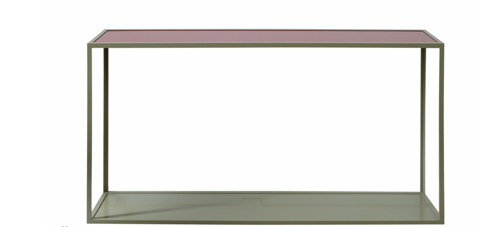 Table en métal avec plateau en verre rose pale.