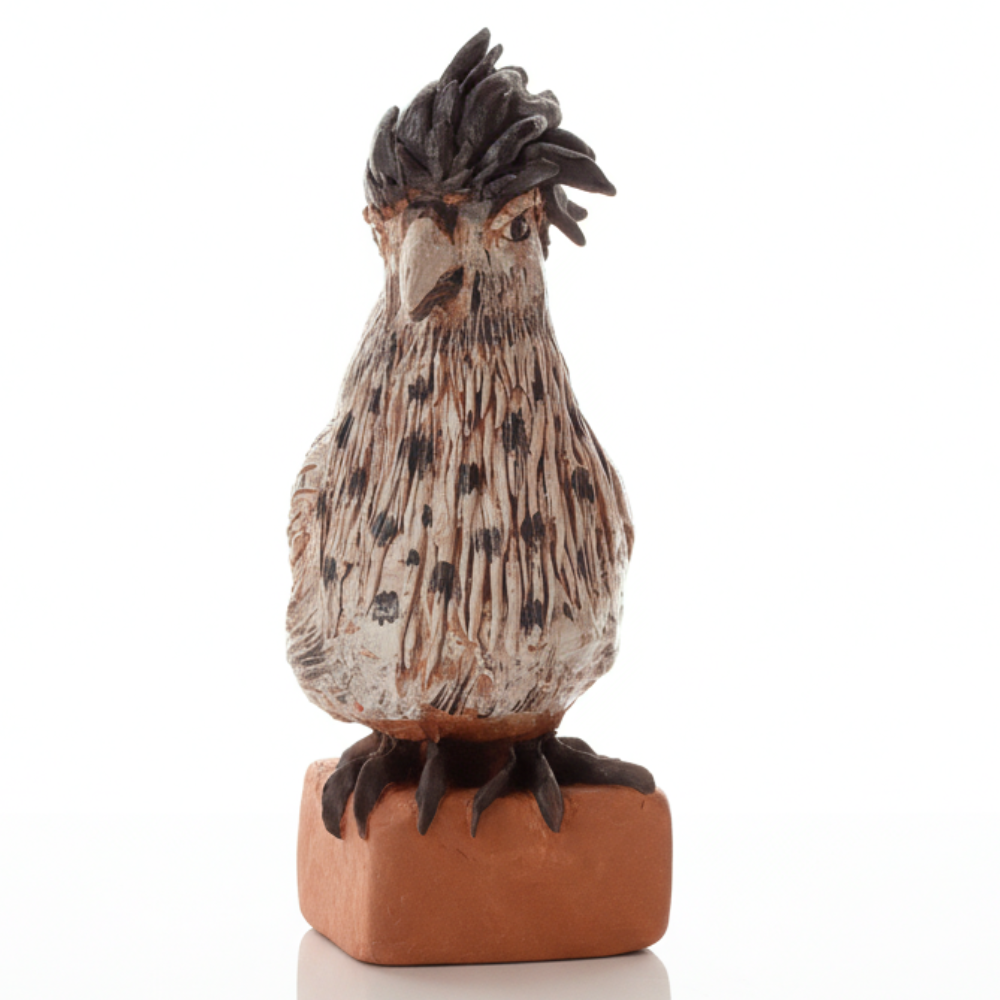 Eine handgefertigte Holzfigur eines Vogels mit detaillierter Bemalung, auf einem rechteckigen Sockel stehend.