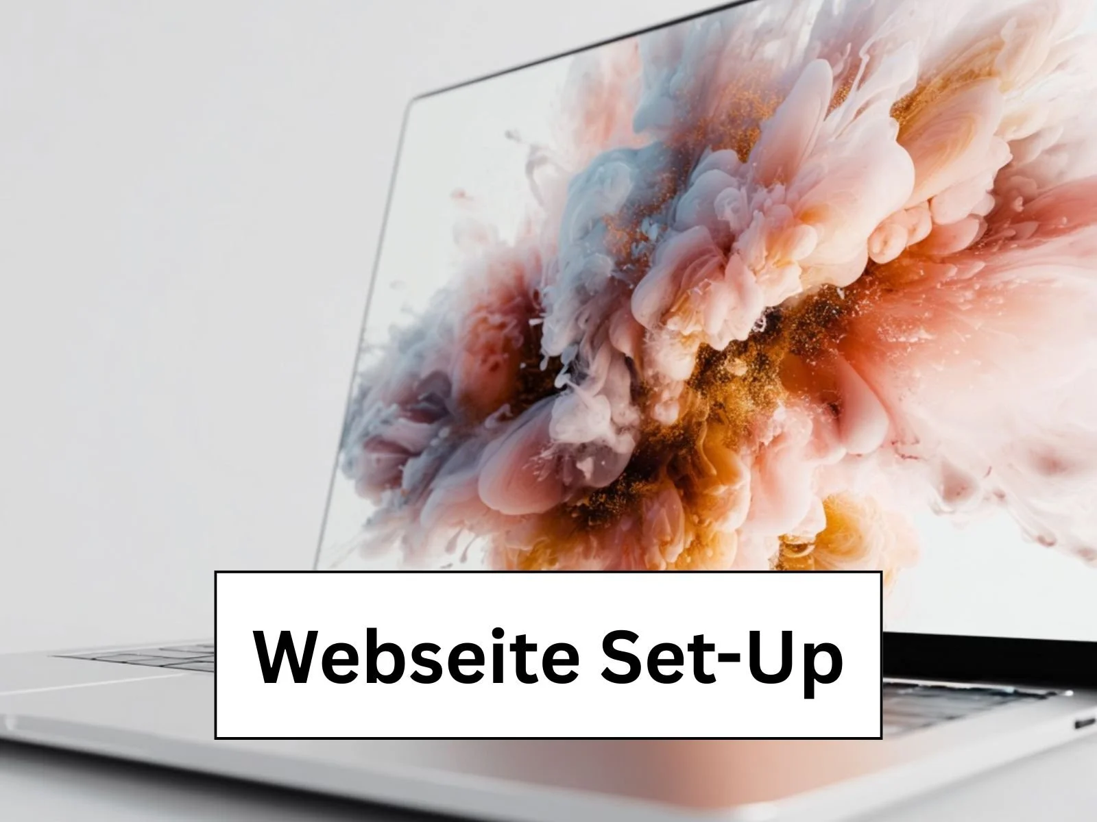 Ein moderner Laptop mit einem bunten, abstrakten Bildschirmhintergrund und einem weißen Textfeld mit der Aufschrift 'Webseite Set-Up' auf der unteren Hälfte des Bildes.
