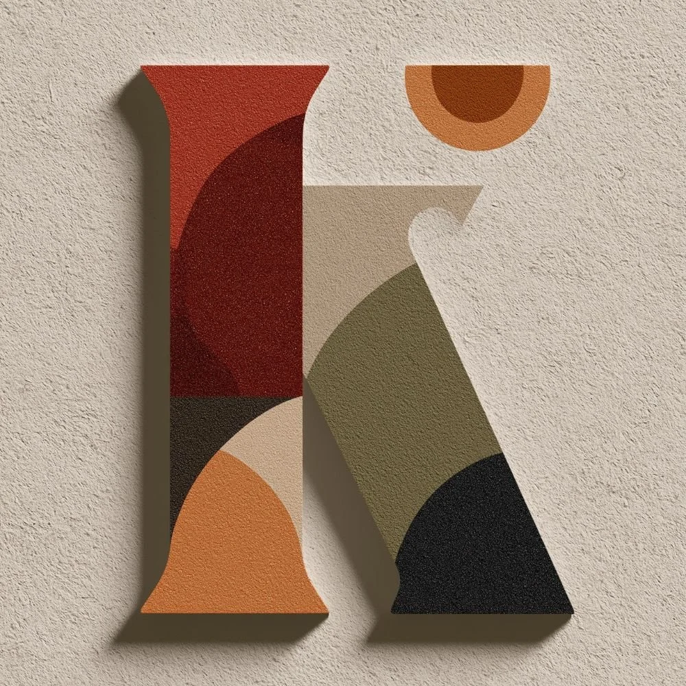 Abstraktes Wandbild mit geometrischen Formen in Erdtönen, auf einer sandfarbenen Wand.
