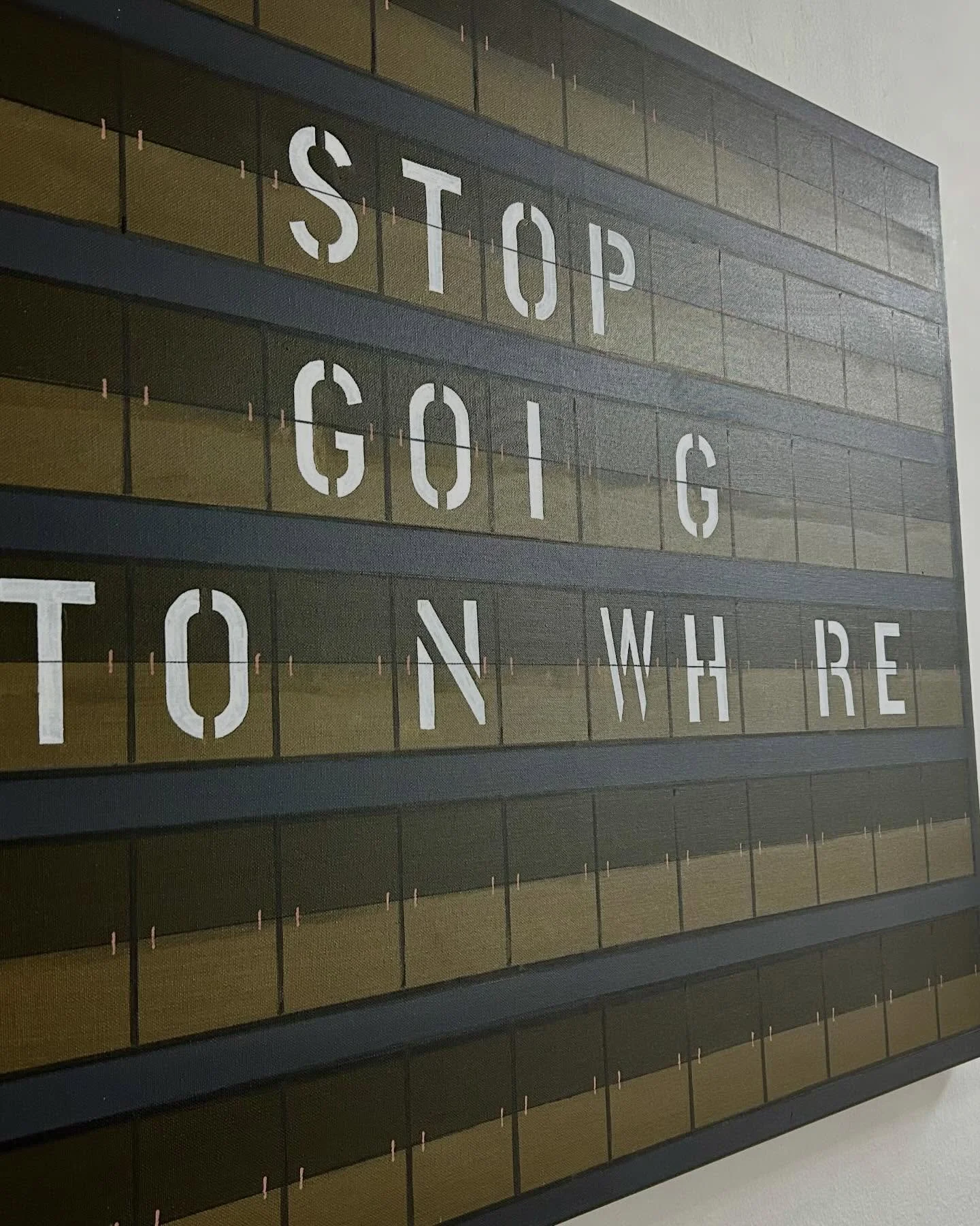 &bdquo;STOP GOI_G TO N_WH_RE&ldquo; Acryl auf Leinwand. Aufruf zum Nachdenken. wohin gehst du? 2026 @mario_langelotz #AcrylAufLeinwand #TypografieKunst #LetteringArt #MotivationalArt #ContemporaryLettering