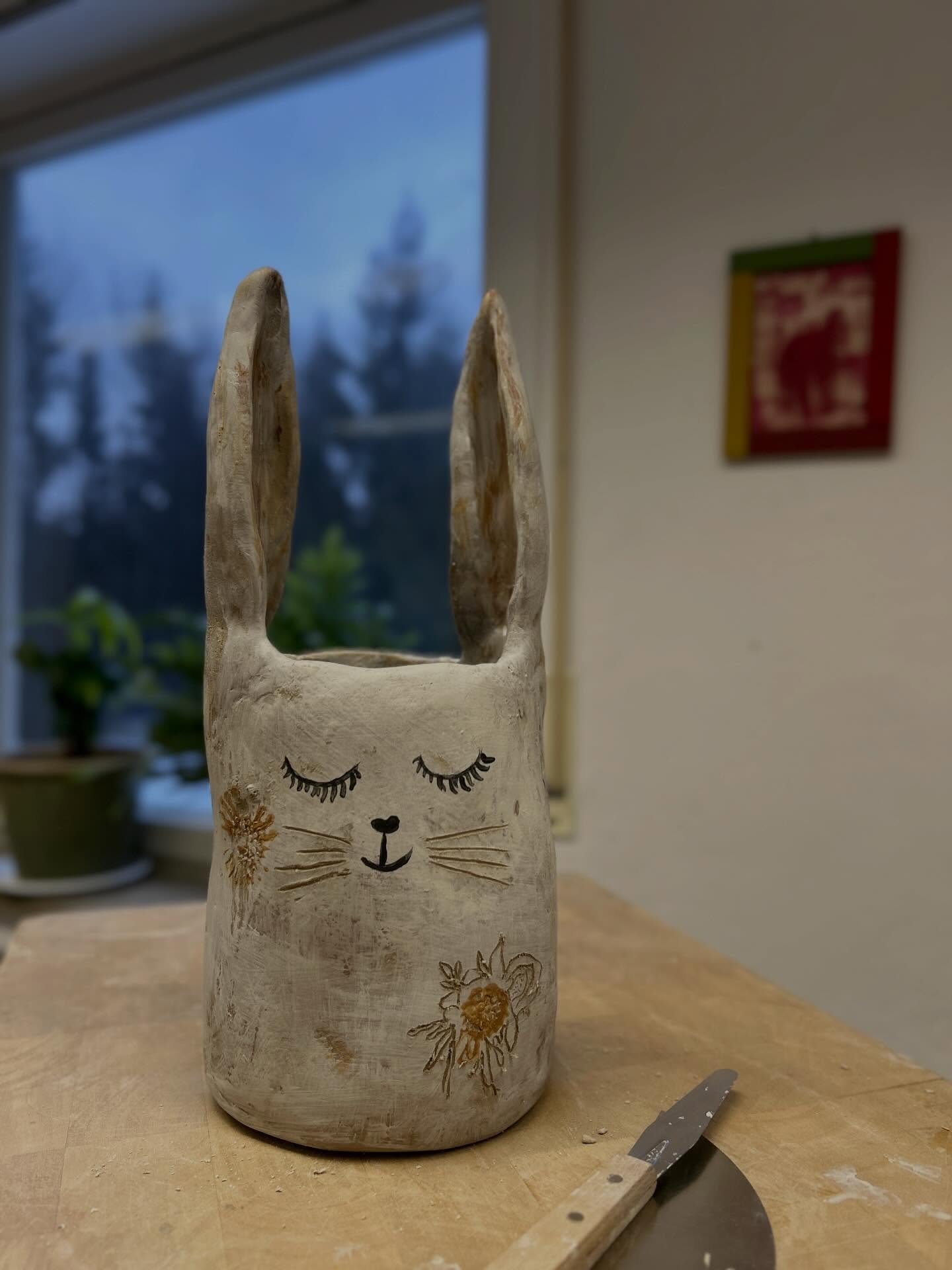 Noch nicht gebrannt, aber bereits vollst&auml;ndig fr&uuml;hlingsbereит. 🌸
Darf ich vorstellen: meine neue Hasen-Vase &ndash; sie schl&auml;ft schon mal entspannt vor sich hin und wartet auf ihre Blumen. Und auf den Brennofen. Und auf den Fr&uuml;hl
