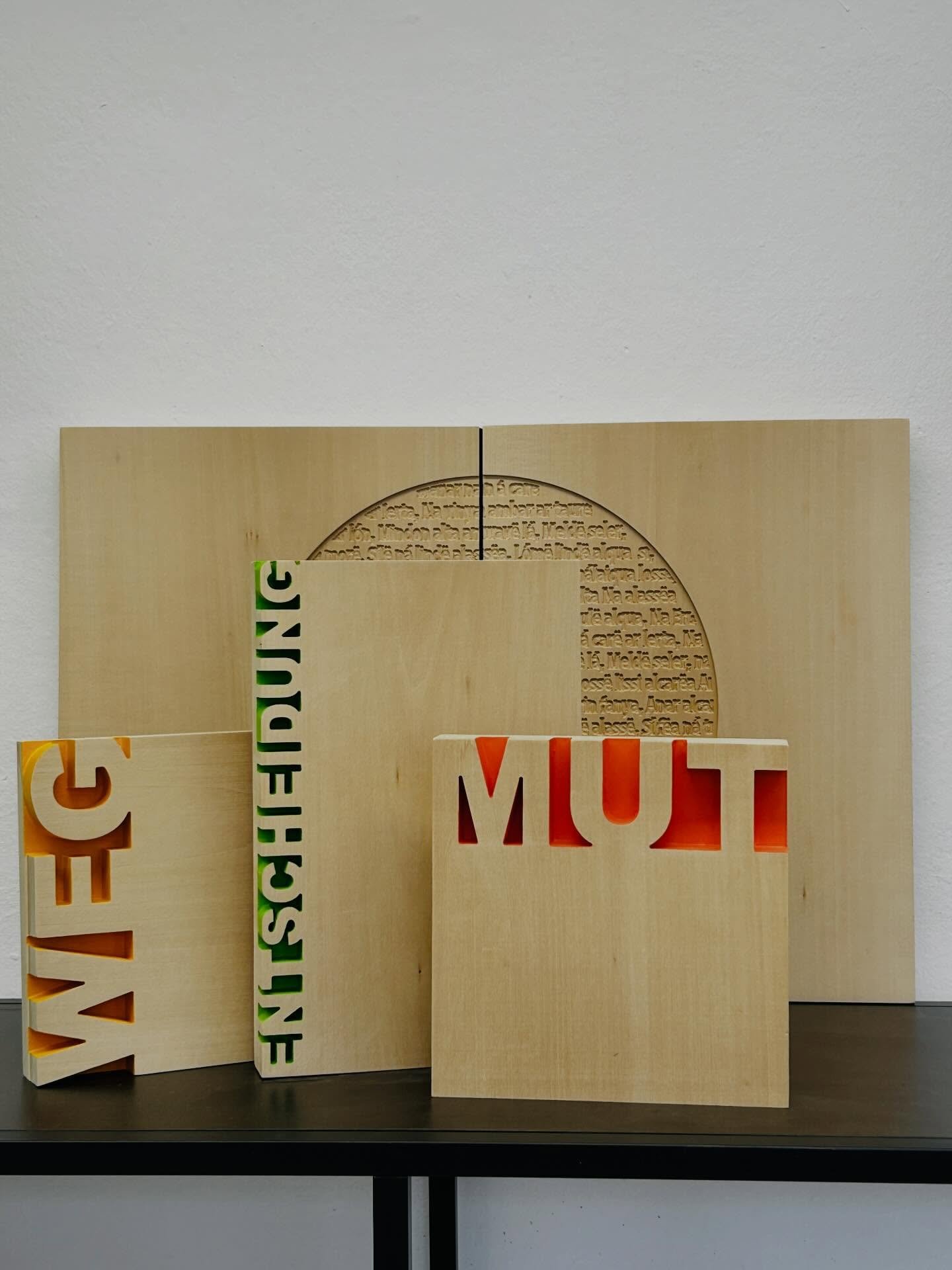 Wertebl&ouml;cke sind Skulpturen aus Lindenholz, die zentrale Themen aus dem Leben und der Arbeitswelt verk&ouml;rpern und durch ausgeschnittene Buchstaben sowie farbige Akzente visuell zum Leben erweckt werden. Jeder Block dieses Triptychons steht f