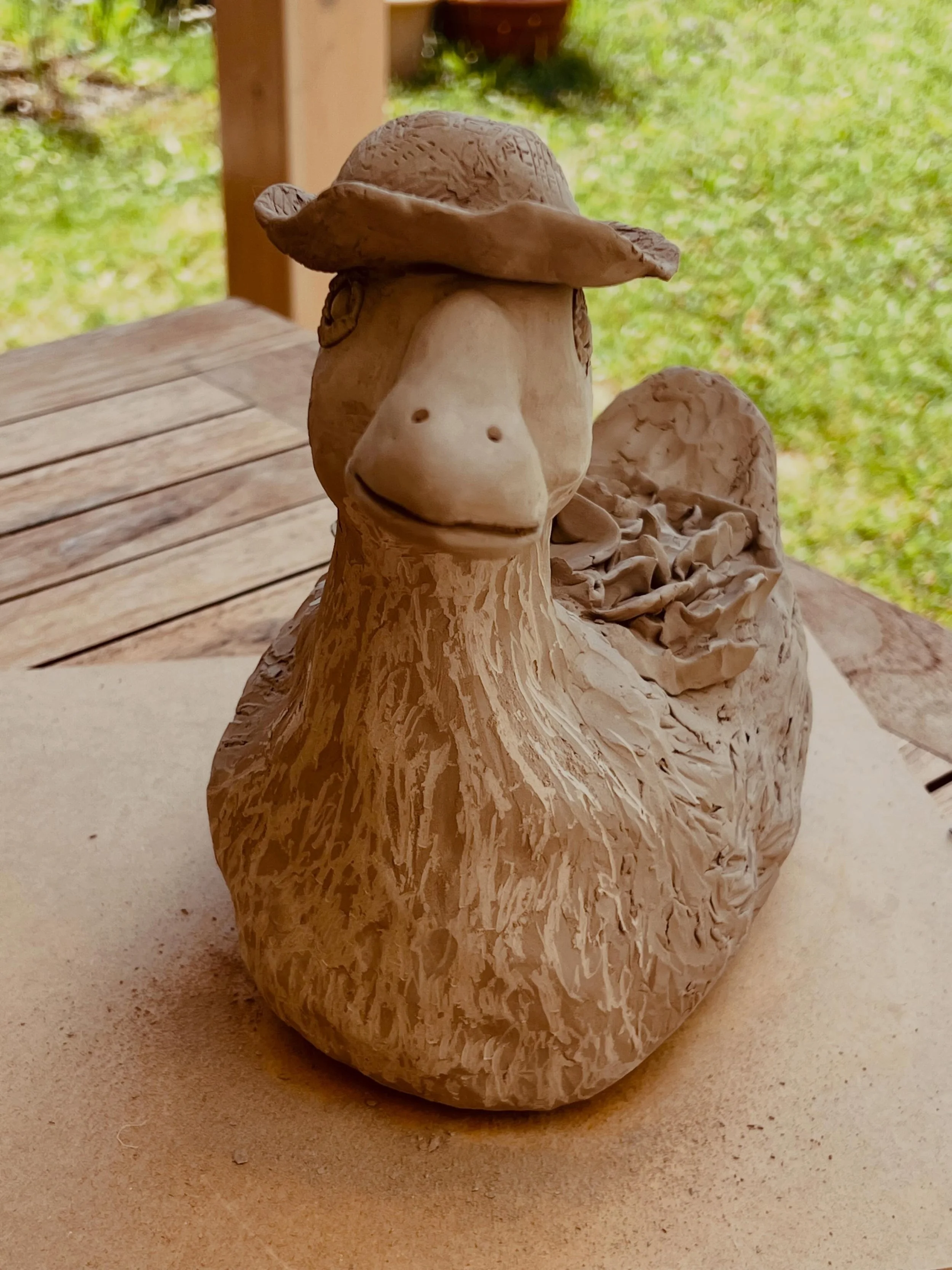 Gleich werde ich angemalt. 🎨

Noch bin ich in meinem rohen Ton-Look, mit Hut und einem Blick, der schon genug gesehen hat. Aber gleich kommt die Farbe &ndash; und dann bin ich fertig f&uuml;r die Welt.

Ich bin nicht symmetrisch. Meine Federn sind e