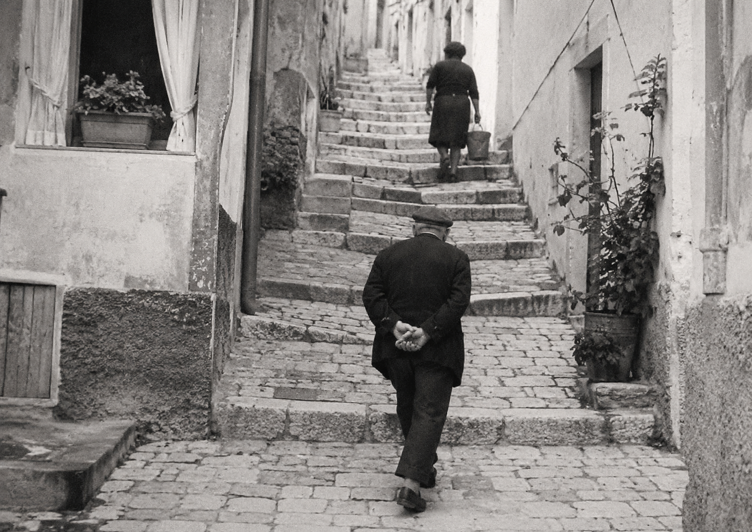 Cannolo - Narrow cobbled street in a village