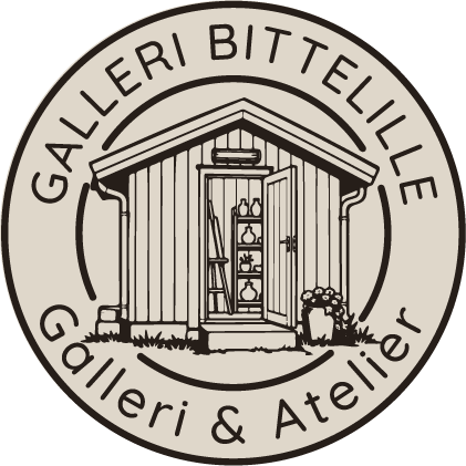 Logo for Galleri & Atelier, med et bilde av en liten utendørskunstbod med blomster og dekorative elementer
