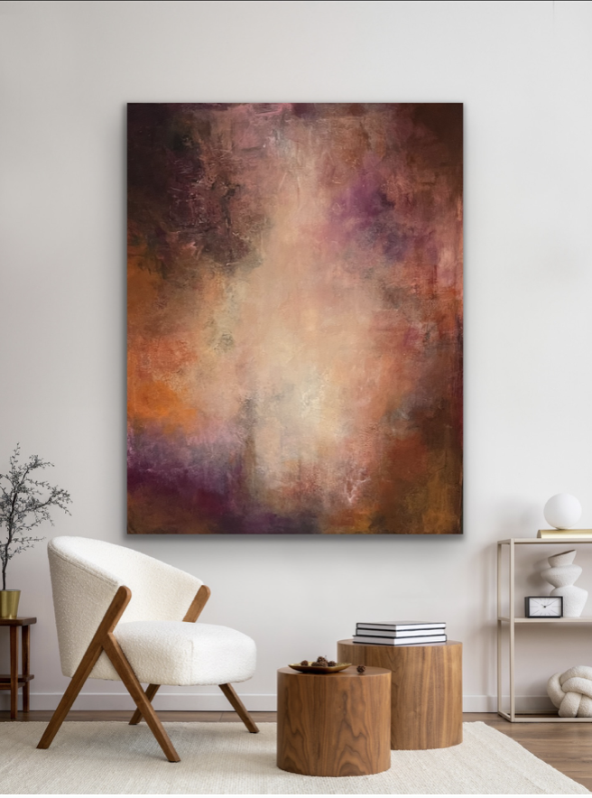Et abstrakt maleri med varme farger som rød, oransje, lilla og beige, hengende på en hvit vegg i stue.