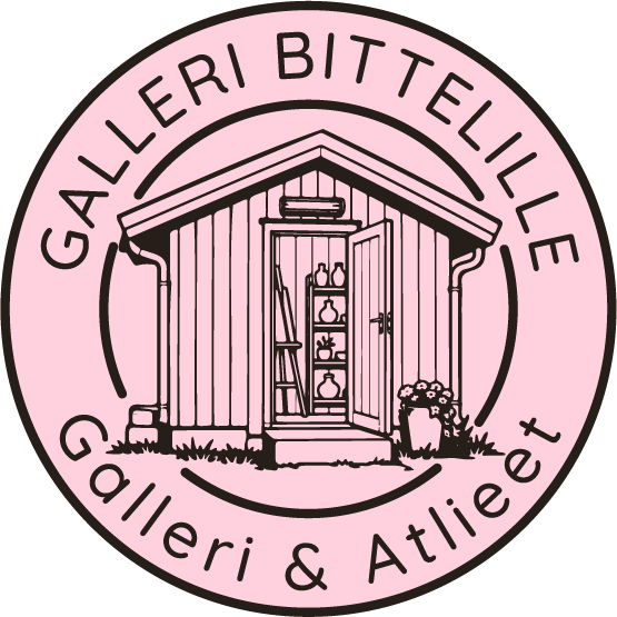 En rosa og svart logo for Galleri Bittelille, med et bilde av en liten stor hytte med åpen dør og hyller innvendig. Teksten rundt logoen sier 'Galleri Bittelille Galleri & Atelier'.