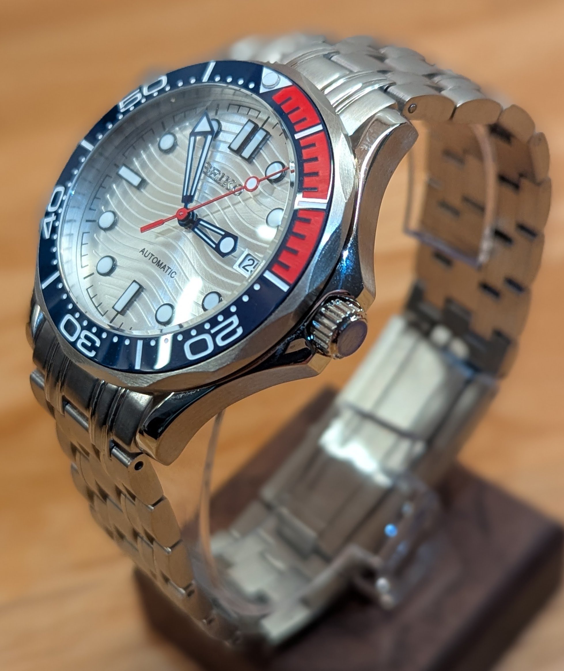Seiko MOD Seikomaster Commander Bond silver dial with helium escape valve