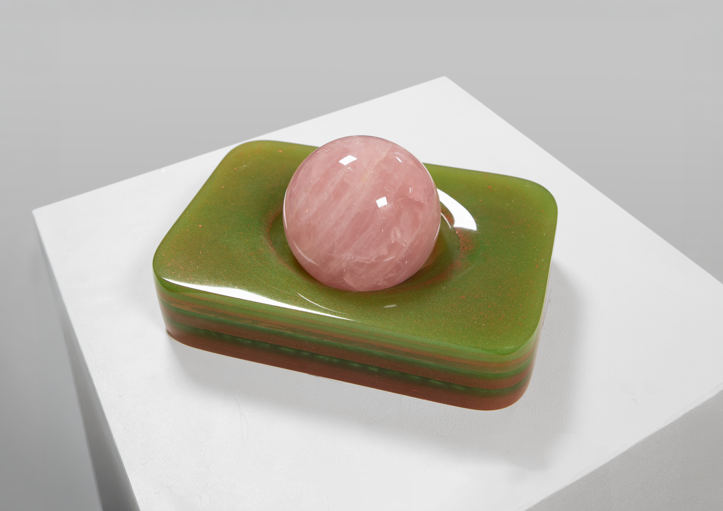 Great cosmic banality I, 2023. 20x14x12cm.
Rose quartz and resin