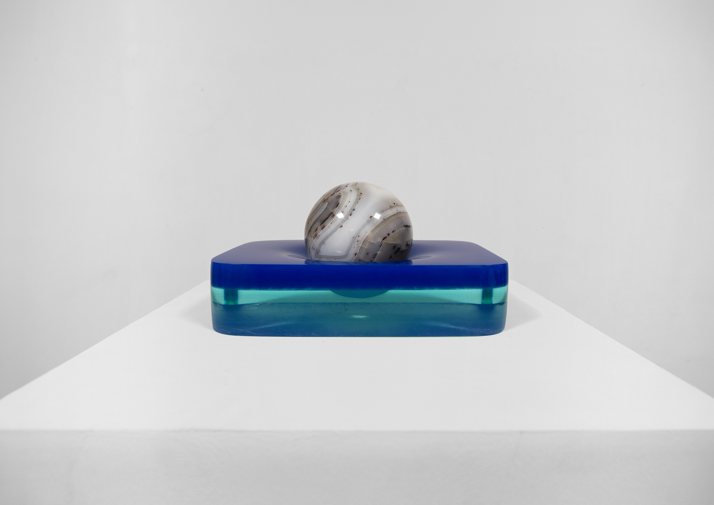 Great cosmic banality II, 2023. 20x14x12cm.
Onyx and resin