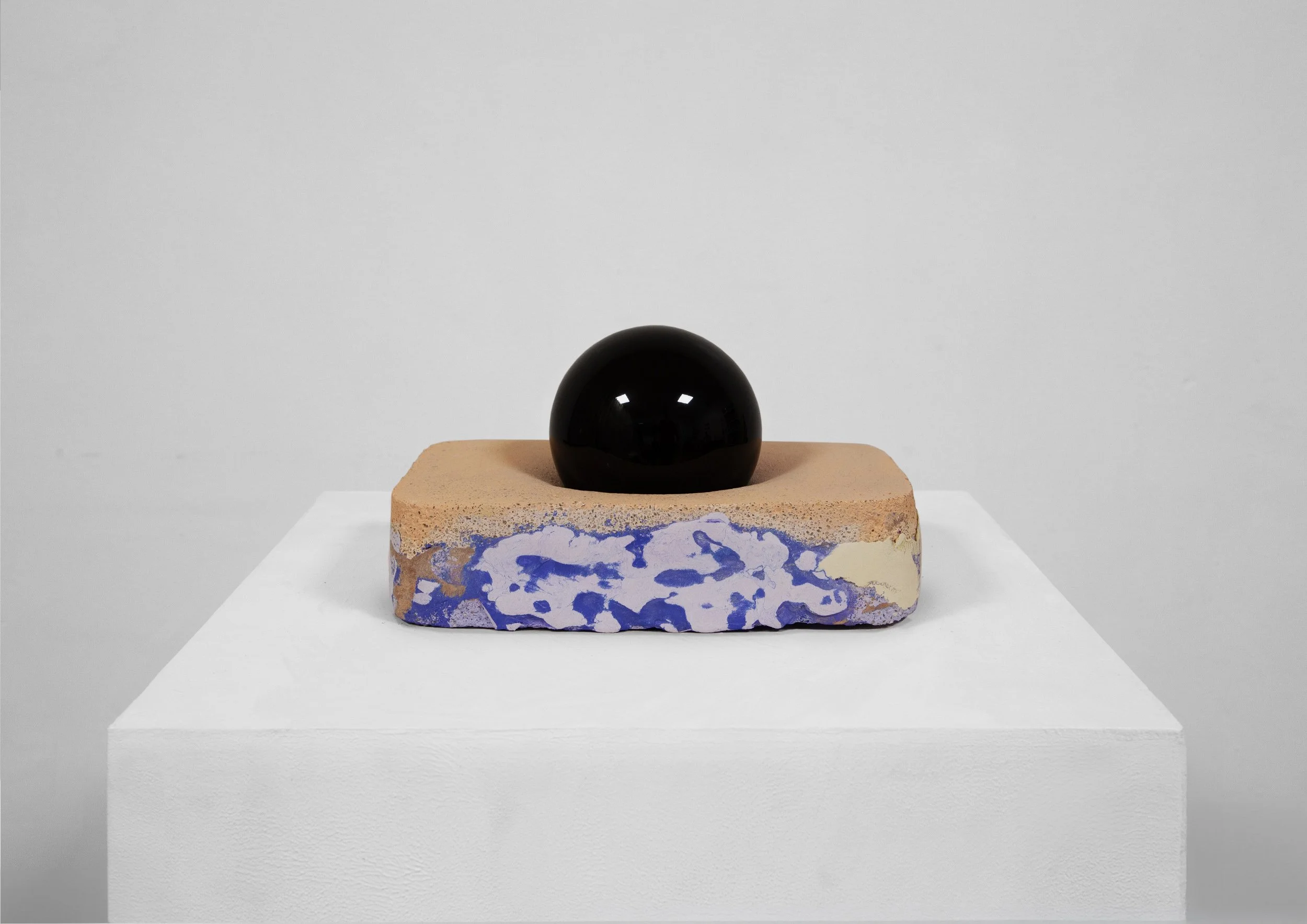 Great cosmic banality VI, 2024. 20x14x12cm.
Obsidian and concrete 