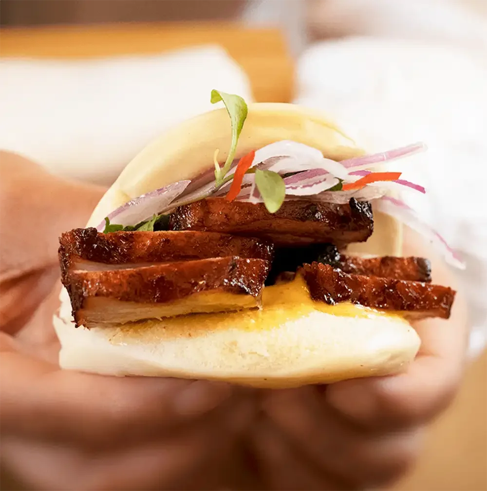 Tacos con carne asada, cebolla, cilantro y una tortilla blanda.