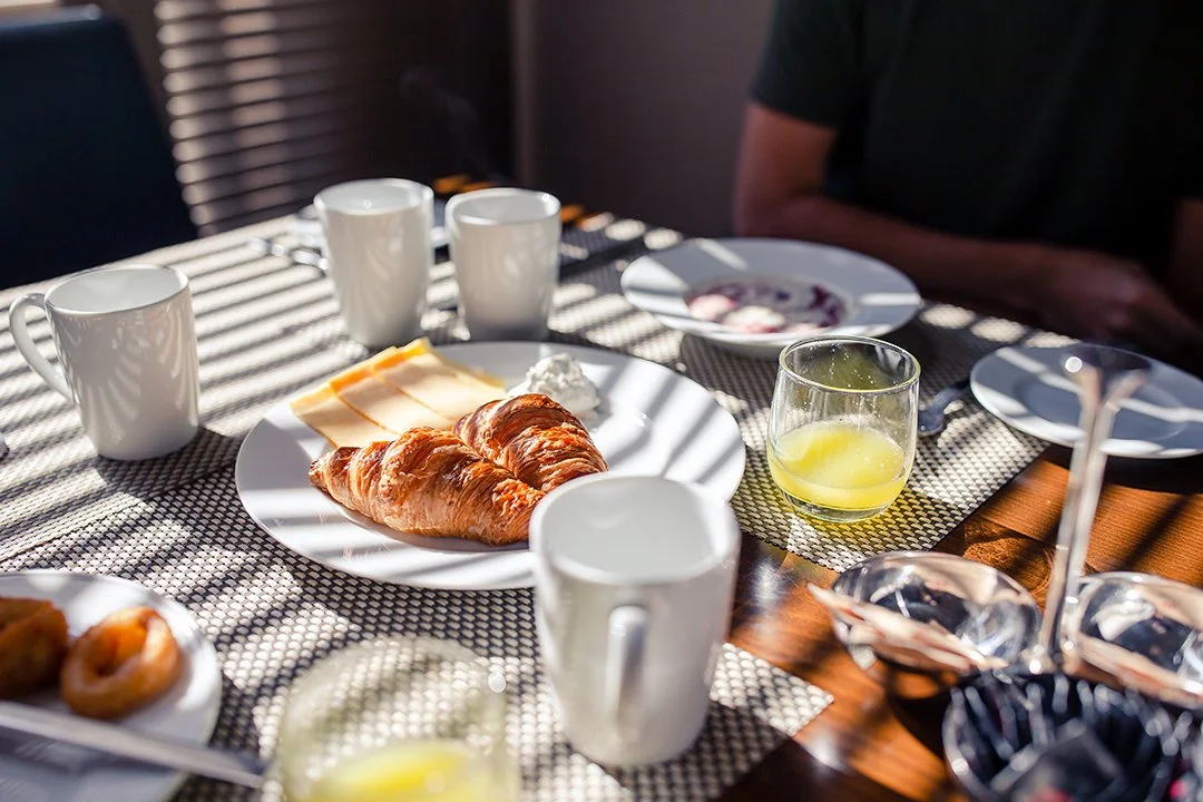 fresh-and-delisious-breakfast-in-outdoor-cafe-2026-01-08-00-16-44-utc.jpg