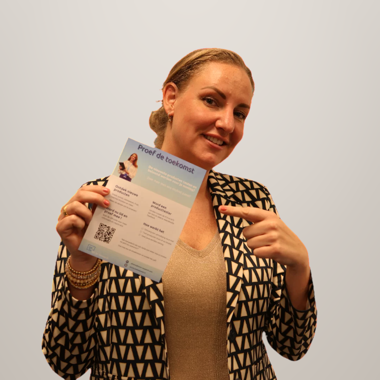Een vrouw houdt een flyer omhoog en wijst ernaar, lachend. Ze draagt een blazer met een geometrisch patroon en een goudkleurige top.