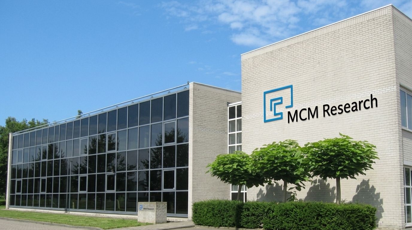 Gebouw met de tekst 'MCM Research' en een logo op de muur, groene bomen en een blauwe lucht.