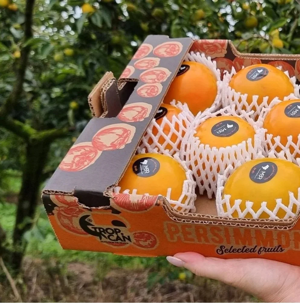 decorated carton full of kakis with protection package