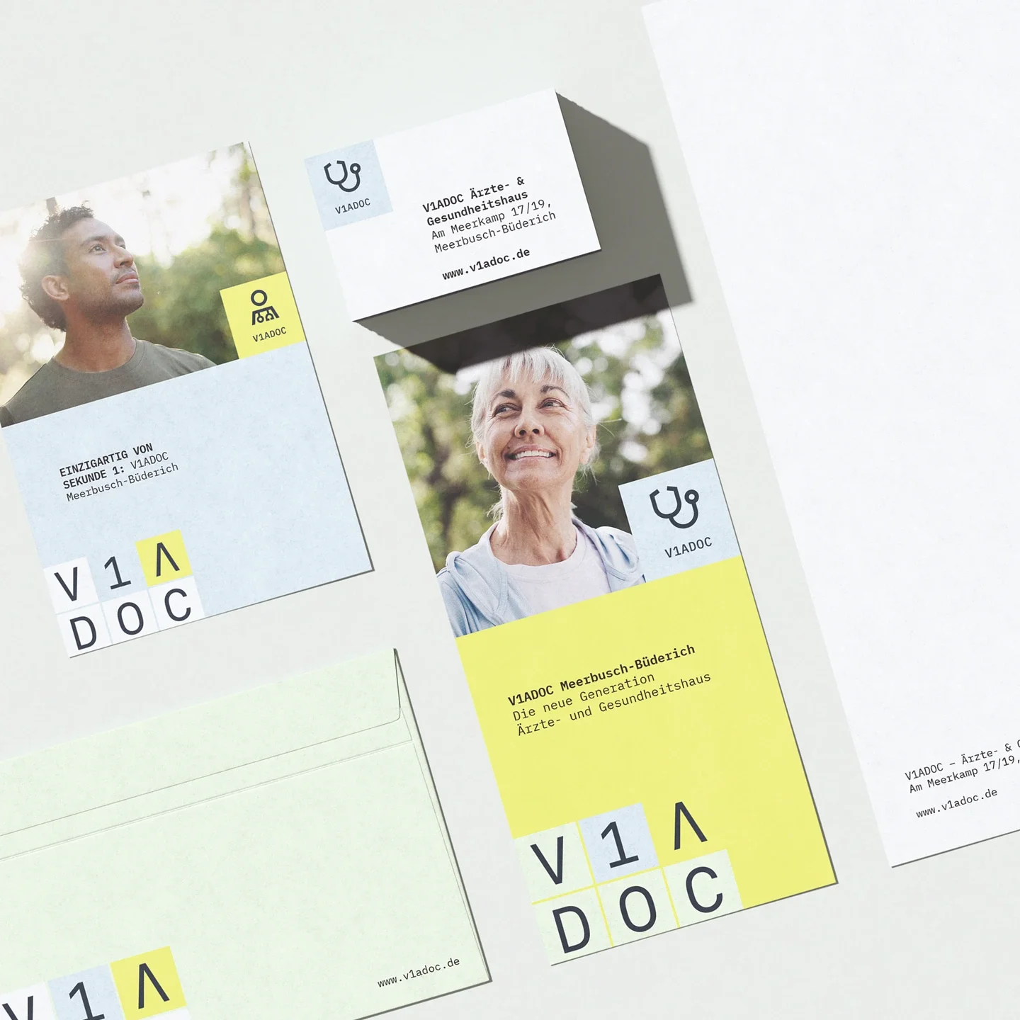 Werbeflyer für V1ADOC, ein Arzt- und Gesundheitshaus in Meerbusch-Büderich, mit Foto eines jungen Mannes und einer älteren Frau, sowie Textinformationen über die Einrichtung.