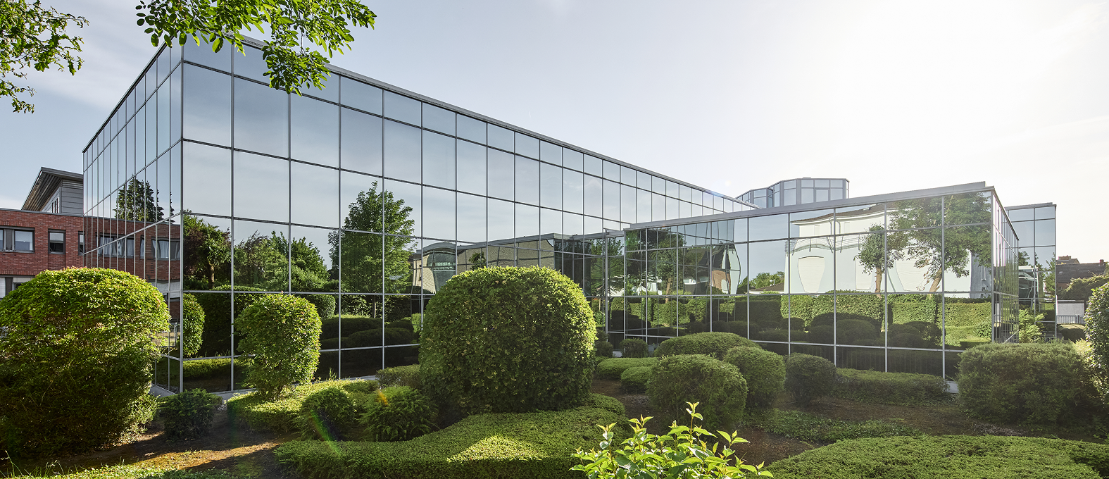 v1adoc-gebaude-außen-garten.png