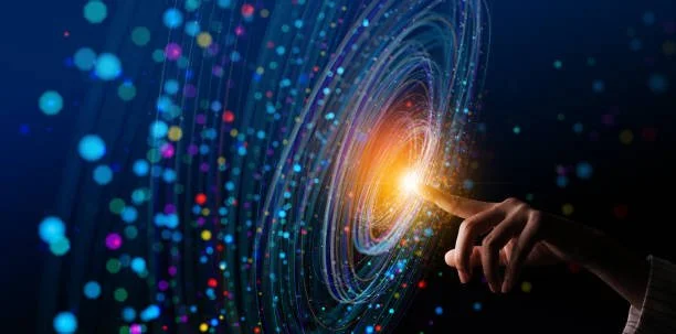 Una mano che tocca un punto luminoso in un ambiente digitale con schemi di cerchi concentrici e punti colorati