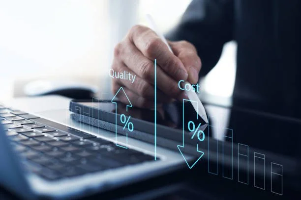 Persona che interagisce con uno schermo e grafici digitali che mostrano percentuali di qualità e costo.