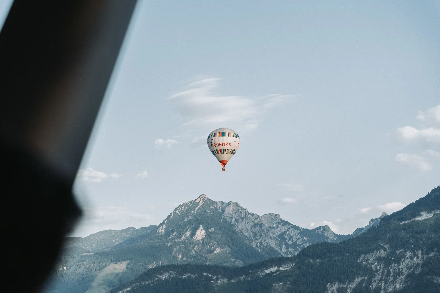 Heißluftballon vor den Bergen am Wolfgangsee.