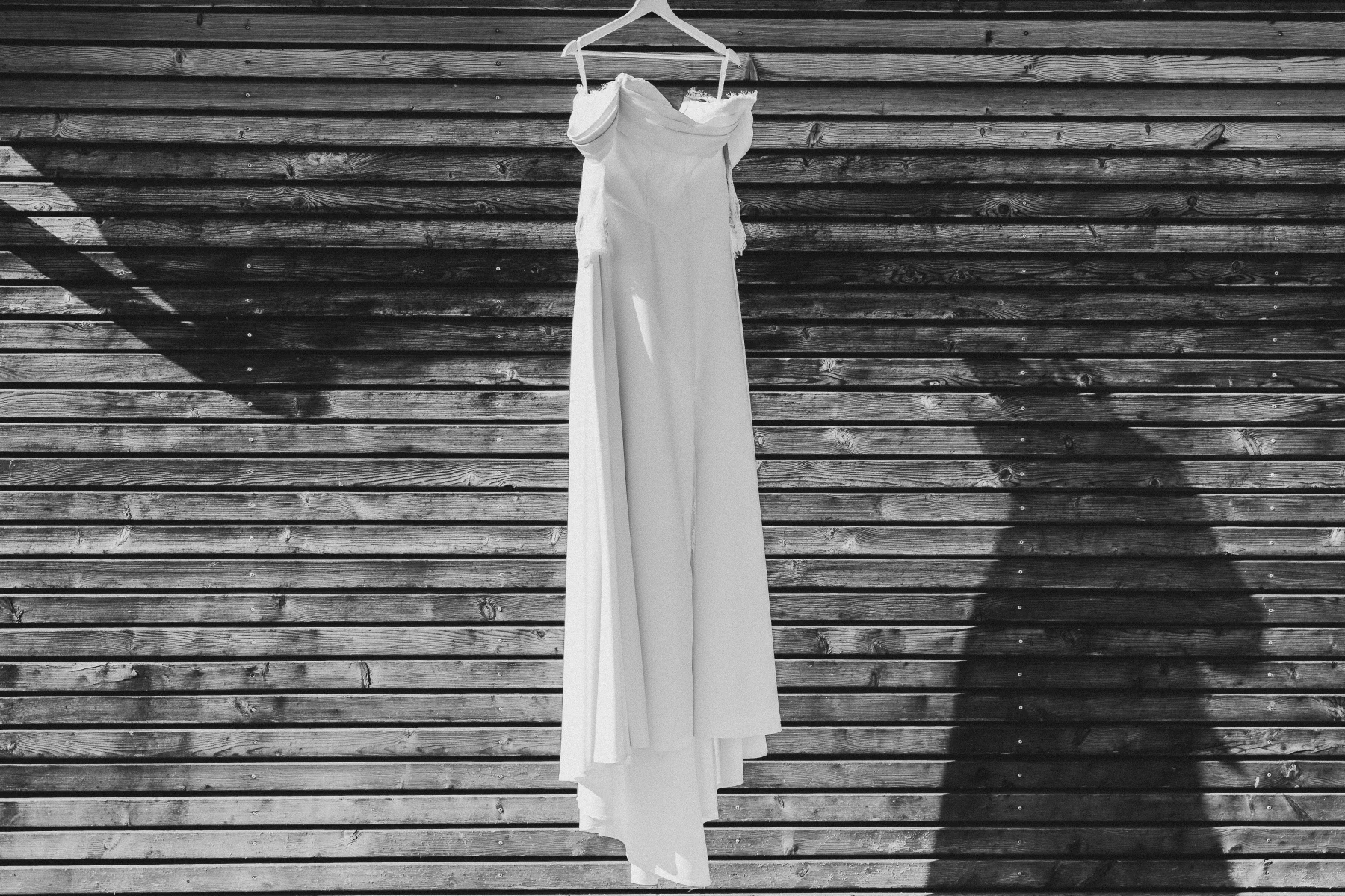 Das Brautkleid vor dem Getting Ready in Schwarz-Weiß.